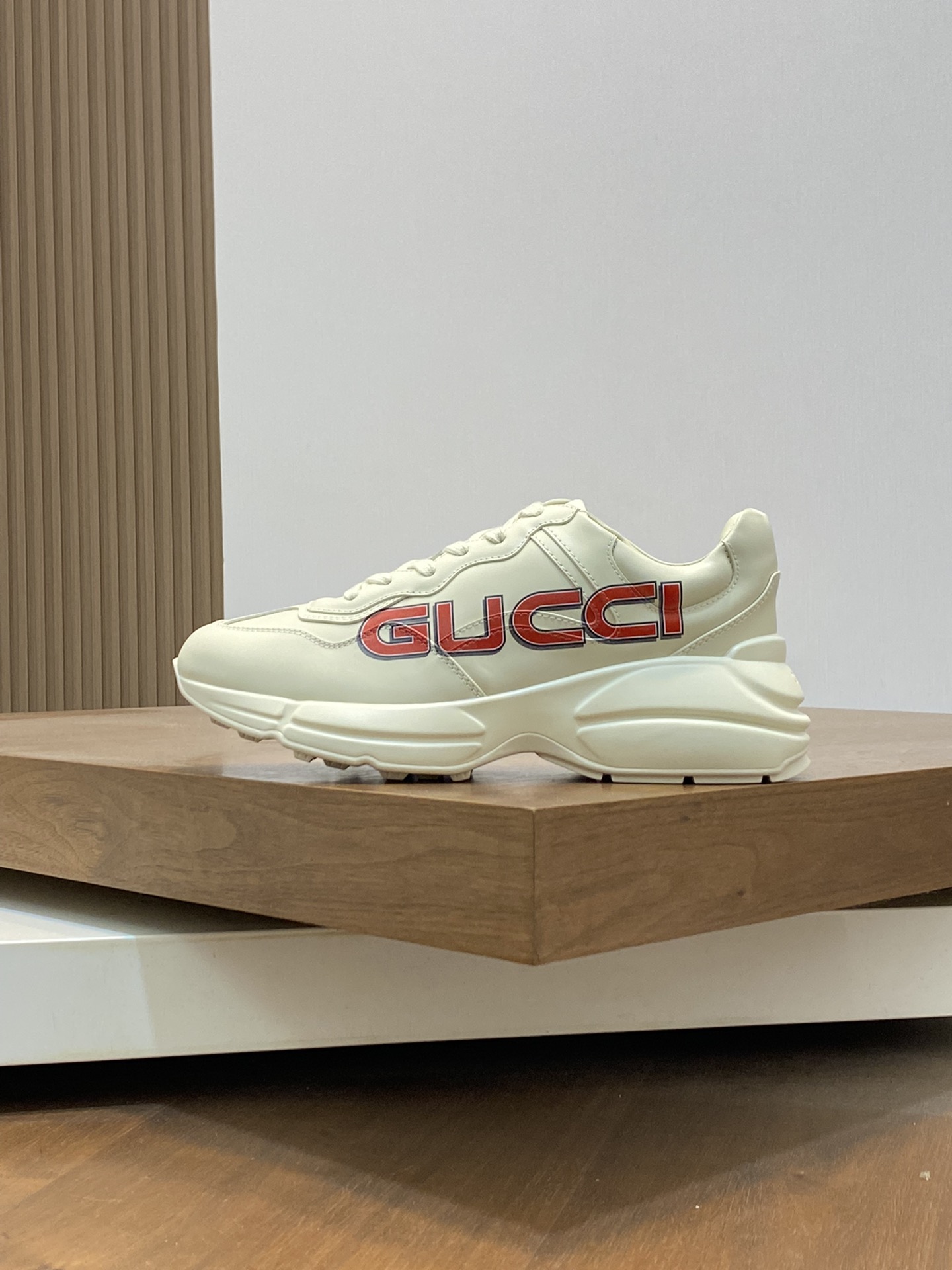 P900🔵GUCCI Italian Gucci pops shoes 🔜quality🔜!2️⃣ years of accumulation of doing pops shoes original disassembly took more than 3 months of research and development finally came out! Ruthless goods worth waiting for! Couple 👫 models 🔜 four seasons versatile 🔜 fashion 🔜 personality 🔜 distinctive 🔵 a full range of more than 100 layout welcome to consult the picture Outsole: the latest original development of the TPU Uppers: Imported first layer silk Cowhide 🐮 Lining: the original A grade mixed sheepskin 🐮 Cushioning: the original A grade imported cowhide 💯 counter genuine full set of packaging midsole latex pads with LOGO set of lasts oiled edges air-pressure marking process to support the NFC anti-fake chip detection! Yardage: women's code 35-41 men's code 38-46 (women 35 41 men 38 45 46 customized)
