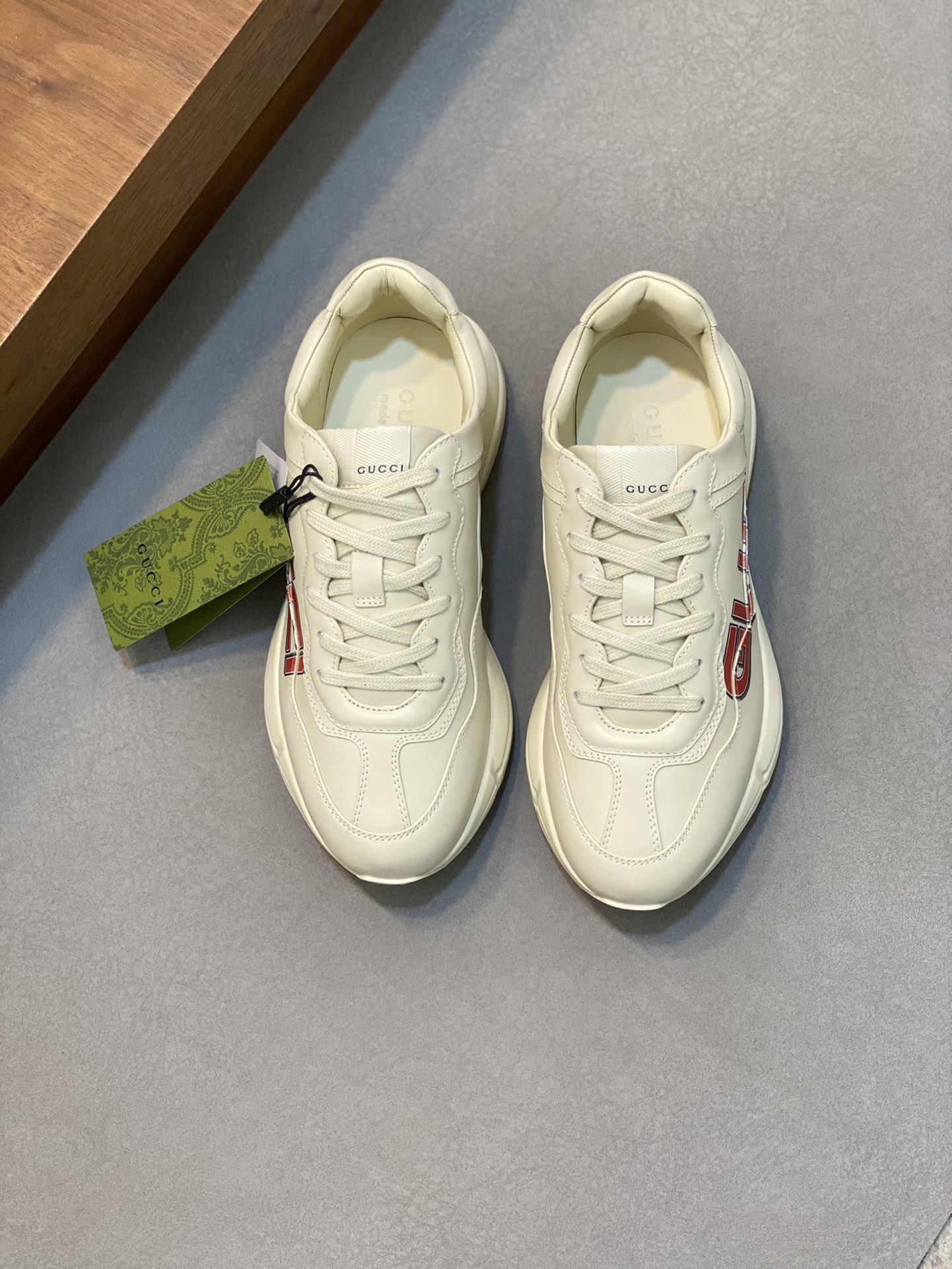 P900🔵GUCCI Italian Gucci pops shoes 🔜quality🔜!2️⃣ years of accumulation of doing pops shoes original disassembly took more than 3 months of research and development finally came out! Ruthless goods worth waiting for! Couple 👫 models 🔜 four seasons versatile 🔜 fashion 🔜 personality 🔜 distinctive 🔵 a full range of more than 100 layout welcome to consult the picture Outsole: the latest original development of the TPU Uppers: Imported first layer silk Cowhide 🐮 Lining: the original A grade mixed sheepskin 🐮 Cushioning: the original A grade imported cowhide 💯 counter genuine full set of packaging midsole latex pads with LOGO set of lasts oiled edges air-pressure marking process to support the NFC anti-fake chip detection! Yardage: women's code 35-41 men's code 38-46 (women 35 41 men 38 45 46 customized)