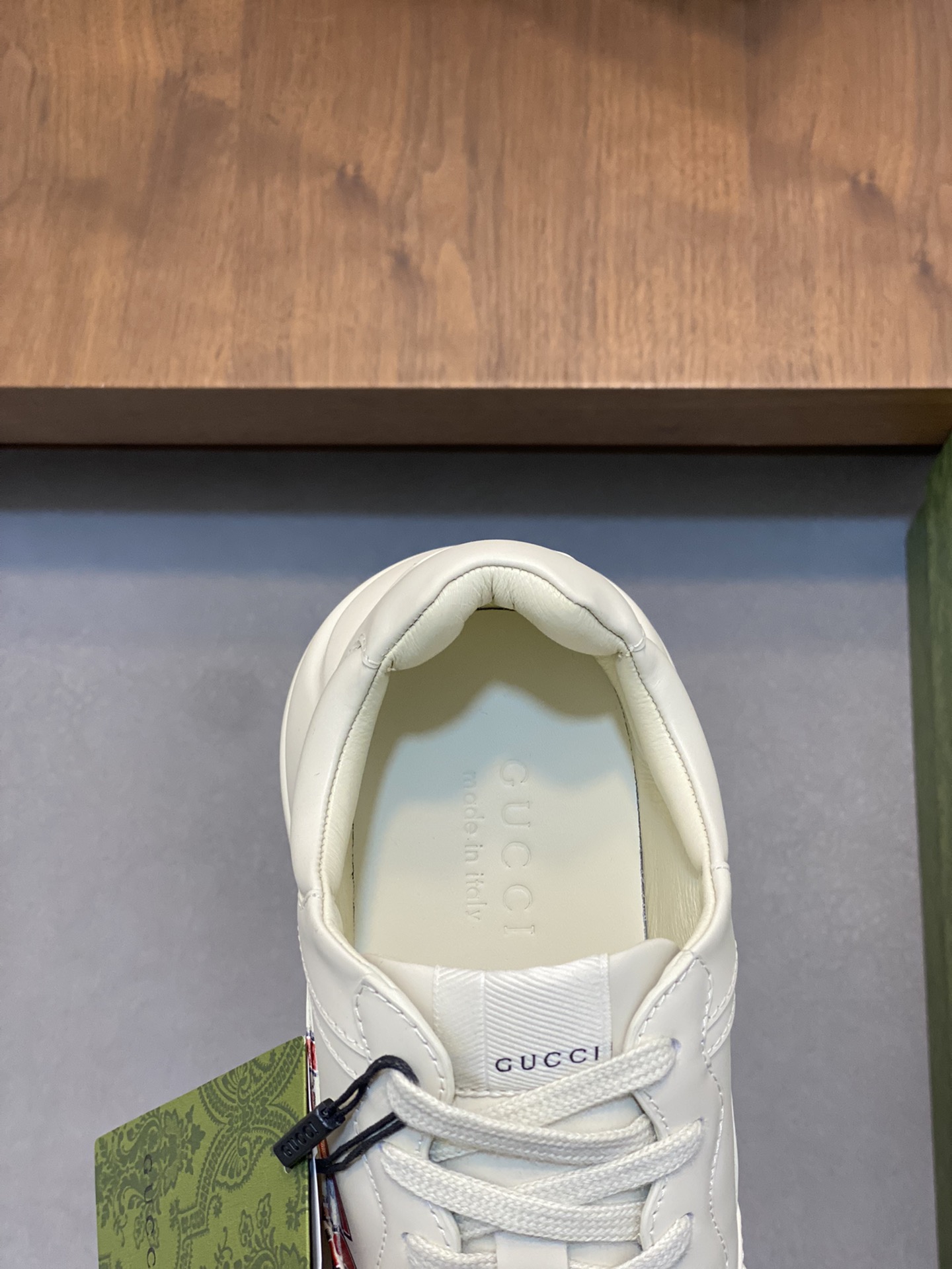 P900🔵GUCCI Italian Gucci pops shoes 🔜quality🔜!2️⃣ years of accumulation of doing pops shoes original disassembly took more than 3 months of research and development finally came out! Ruthless goods worth waiting for! Couple 👫 models 🔜 four seasons versatile 🔜 fashion 🔜 personality 🔜 distinctive 🔵 a full range of more than 100 layout welcome to consult the picture Outsole: the latest original development of the TPU Uppers: Imported first layer silk Cowhide 🐮 Lining: the original A grade mixed sheepskin 🐮 Cushioning: the original A grade imported cowhide 💯 counter genuine full set of packaging midsole latex pads with LOGO set of lasts oiled edges air-pressure marking process to support the NFC anti-fake chip detection! Yardage: women's code 35-41 men's code 38-46 (women 35 41 men 38 45 46 customized)