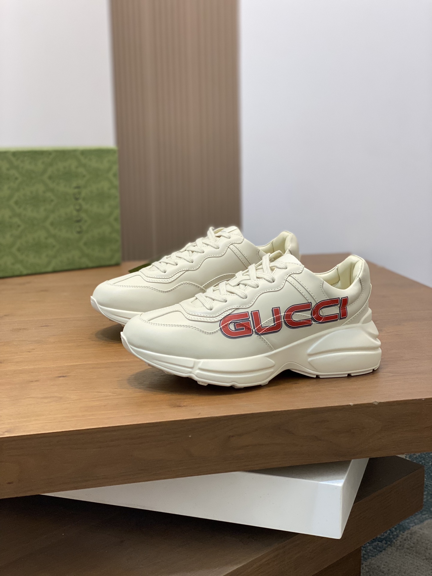 P900🔵GUCCI Italian Gucci pops shoes 🔜quality🔜!2️⃣ years of accumulation of doing pops shoes original disassembly took more than 3 months of research and development finally came out! Ruthless goods worth waiting for! Couple 👫 models 🔜 four seasons versatile 🔜 fashion 🔜 personality 🔜 distinctive 🔵 a full range of more than 100 layout welcome to consult the picture Outsole: the latest original development of the TPU Uppers: Imported first layer silk Cowhide 🐮 Lining: the original A grade mixed sheepskin 🐮 Cushioning: the original A grade imported cowhide 💯 counter genuine full set of packaging midsole latex pads with LOGO set of lasts oiled edges air-pressure marking process to support the NFC anti-fake chip detection! Yardage: women's code 35-41 men's code 38-46 (women 35 41 men 38 45 46 customized)