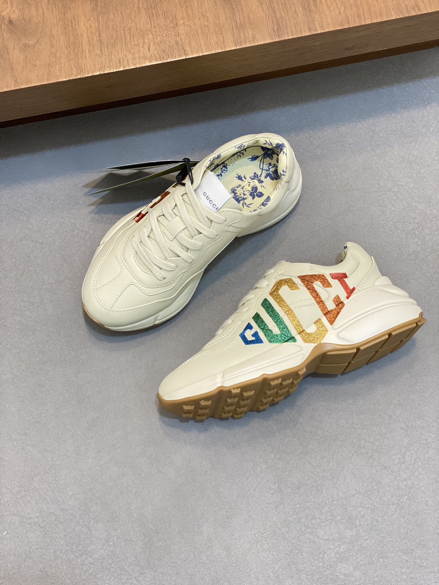 图片[5]-P900🔵GUCCI意大利古驰老爹鞋  🔜品质🔜
2️⃣年做老爹鞋的积累原版拆解耗时3个多月研究开发终于面世！狠货值得期待！ 情侣👫款 🔜四季百搭🔜 时尚🔜 个性 🔜与众不同 🔵全系列100多个版面欢迎来图咨询 大底:最新原版开发TPU 鞋面:进口头层丝绸牛皮🐮 内里:原版A级混种羊皮🐮 垫脚:原版A级进口牛皮 💯专柜正品全套包装 中底 乳胶垫带LOGO  套楦油边空压打码工艺支持NFC防伪芯片检测！ 码数:女码35-41 男码38-46(女35 41 男38 45 46定做)-高仿包包