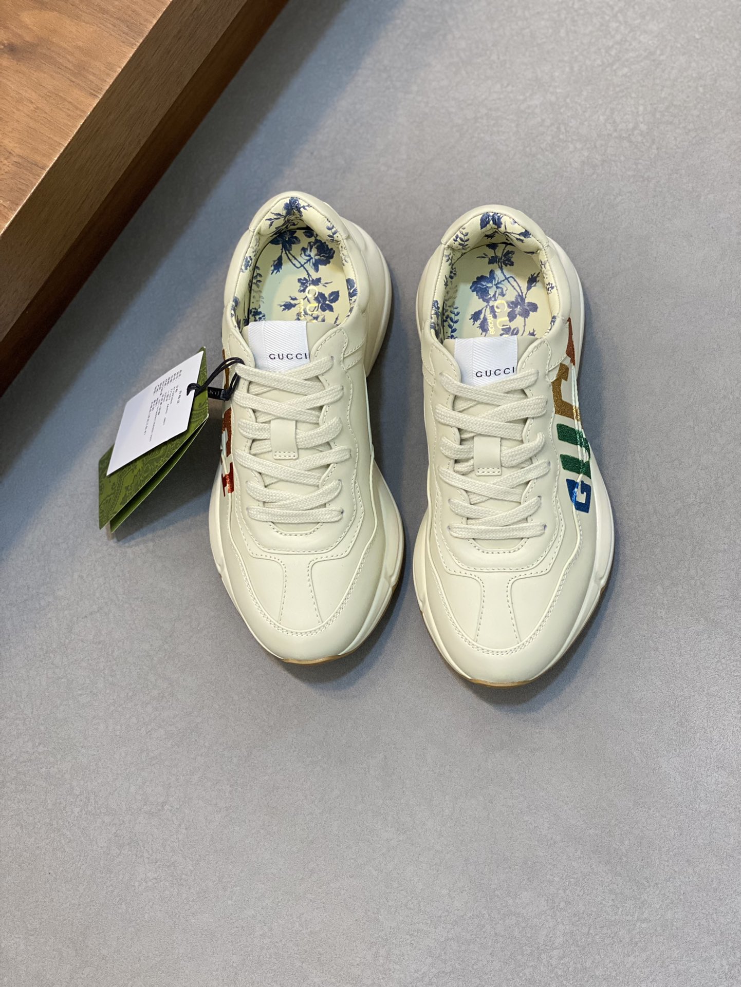 P900🔵GUCCI意大利古驰老爹鞋  🔜品质🔜
2️⃣年做老爹鞋的积累原版拆解耗时3个多月研究开发终于面世！狠货值得期待！ 情侣👫款 🔜四季百搭🔜 时尚🔜 个性 🔜与众不同 🔵全系列100多个版面欢迎来图咨询 大底:最新原版开发TPU 鞋面:进口头层丝绸牛皮🐮 内里:原版A级混种羊皮🐮 垫脚:原版A级进口牛皮 💯专柜正品全套包装 中底 乳胶垫带LOGO  套楦油边空压打码工艺支持NFC防伪芯片检测！ 码数:女码35-41 男码38-46(女35 41 男38 45 46定做)-高仿包包
