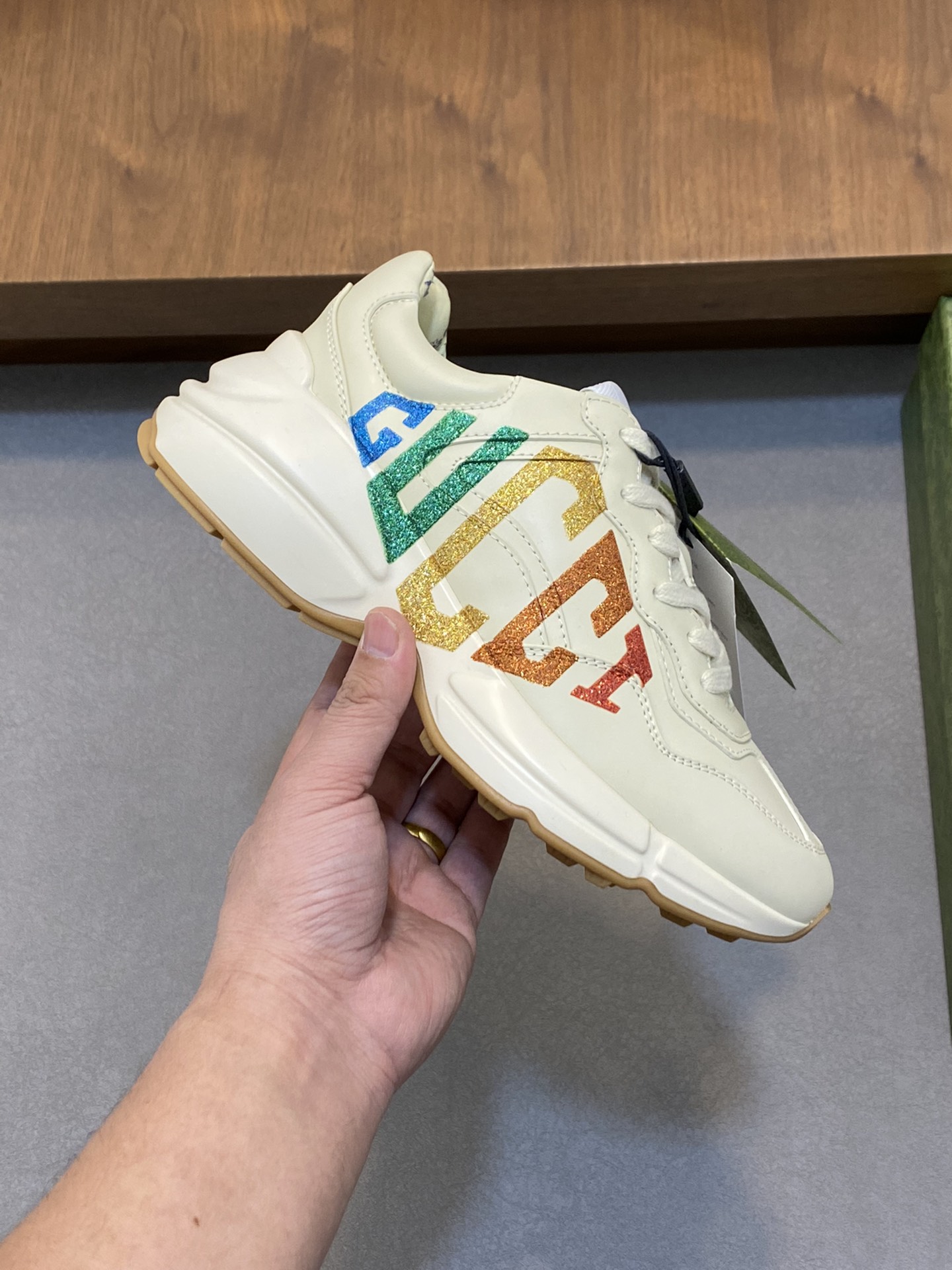图片[4]-P900🔵GUCCI意大利古驰老爹鞋  🔜品质🔜
2️⃣年做老爹鞋的积累原版拆解耗时3个多月研究开发终于面世！狠货值得期待！ 情侣👫款 🔜四季百搭🔜 时尚🔜 个性 🔜与众不同 🔵全系列100多个版面欢迎来图咨询 大底:最新原版开发TPU 鞋面:进口头层丝绸牛皮🐮 内里:原版A级混种羊皮🐮 垫脚:原版A级进口牛皮 💯专柜正品全套包装 中底 乳胶垫带LOGO  套楦油边空压打码工艺支持NFC防伪芯片检测！ 码数:女码35-41 男码38-46(女35 41 男38 45 46定做)-高仿包包