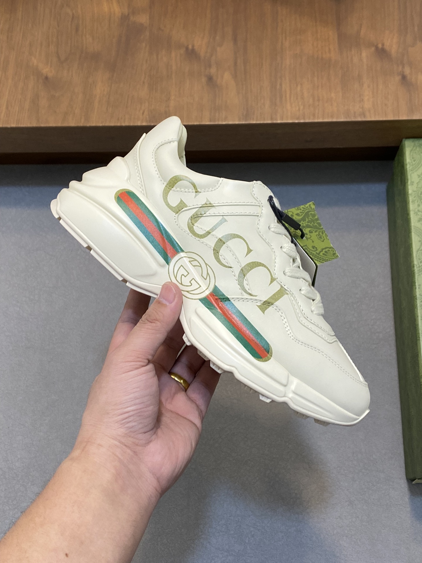 图片[4]-P900🔵GUCCI意大利古驰老爹鞋  🔜品质🔜
2️⃣年做老爹鞋的积累原版拆解耗时3个多月研究开发终于面世！狠货值得期待！ 情侣👫款 🔜四季百搭🔜 时尚🔜 个性 🔜与众不同 🔵全系列100多个版面欢迎来图咨询 大底:最新原版开发TPU 鞋面:进口头层丝绸牛皮🐮 内里:原版A级混种羊皮🐮 垫脚:原版A级进口牛皮 💯专柜正品全套包装 中底 乳胶垫带LOGO  套楦油边空压打码工艺支持NFC防伪芯片检测！ 码数:女码35-41 男码38-46(女35 41 男38 45 46定做)-高仿包包