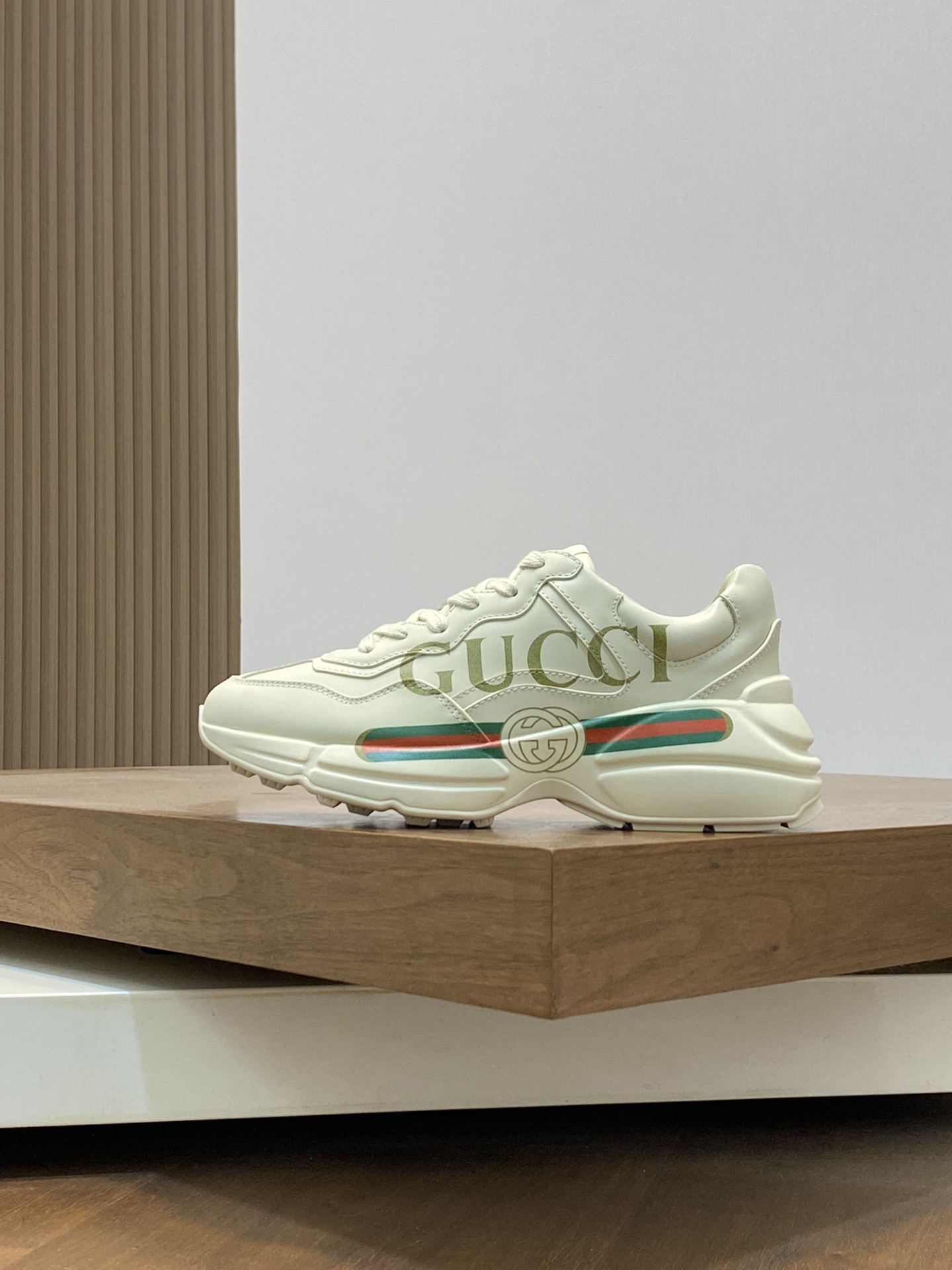 图片[2]-P900🔵GUCCI意大利古驰老爹鞋  🔜品质🔜
2️⃣年做老爹鞋的积累原版拆解耗时3个多月研究开发终于面世！狠货值得期待！ 情侣👫款 🔜四季百搭🔜 时尚🔜 个性 🔜与众不同 🔵全系列100多个版面欢迎来图咨询 大底:最新原版开发TPU 鞋面:进口头层丝绸牛皮🐮 内里:原版A级混种羊皮🐮 垫脚:原版A级进口牛皮 💯专柜正品全套包装 中底 乳胶垫带LOGO  套楦油边空压打码工艺支持NFC防伪芯片检测！ 码数:女码35-41 男码38-46(女35 41 男38 45 46定做)-高仿包包