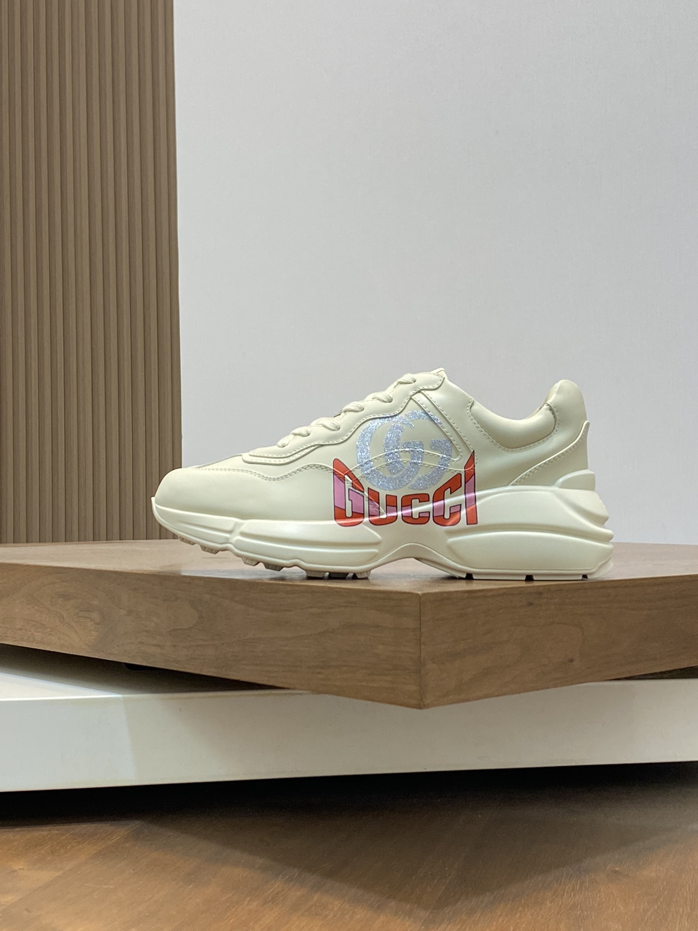 P900🔵GUCCI Italian Gucci pops shoes 🔜quality🔜!2️⃣ years of accumulation of doing pops shoes original disassembly took more than 3 months of research and development finally came out! Ruthless goods worth waiting for! Couple 👫 models 🔜 four seasons versatile 🔜 fashion 🔜 personality 🔜 distinctive 🔵 a full range of more than 100 layout welcome to consult the picture Outsole: the latest original development of the TPU Uppers: Imported first layer silk Cowhide 🐮 Lining: the original A grade mixed sheepskin 🐮 Cushioning: the original A grade imported cowhide 💯 counter genuine full set of packaging midsole latex pads with LOGO set of lasts oiled edges air-pressure marking process to support the NFC anti-fake chip detection! Yardage: women's code 35-41 men's code 38-46 (women 35 41 men 38 45 46 customized)