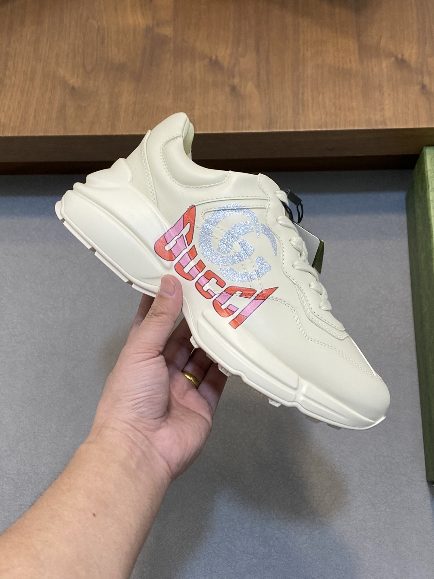 P900🔵GUCCI Italian Gucci pops shoes 🔜quality🔜!2️⃣ years of accumulation of doing pops shoes original disassembly took more than 3 months of research and development finally came out! Ruthless goods worth waiting for! Couple 👫 models 🔜 four seasons versatile 🔜 fashion 🔜 personality 🔜 distinctive 🔵 a full range of more than 100 layout welcome to consult the picture Outsole: the latest original development of the TPU Uppers: Imported first layer silk Cowhide 🐮 Lining: the original A grade mixed sheepskin 🐮 Cushioning: the original A grade imported cowhide 💯 counter genuine full set of packaging midsole latex pads with LOGO set of lasts oiled edges air-pressure marking process to support the NFC anti-fake chip detection! Yardage: women's code 35-41 men's code 38-46 (women 35 41 men 38 45 46 customized)