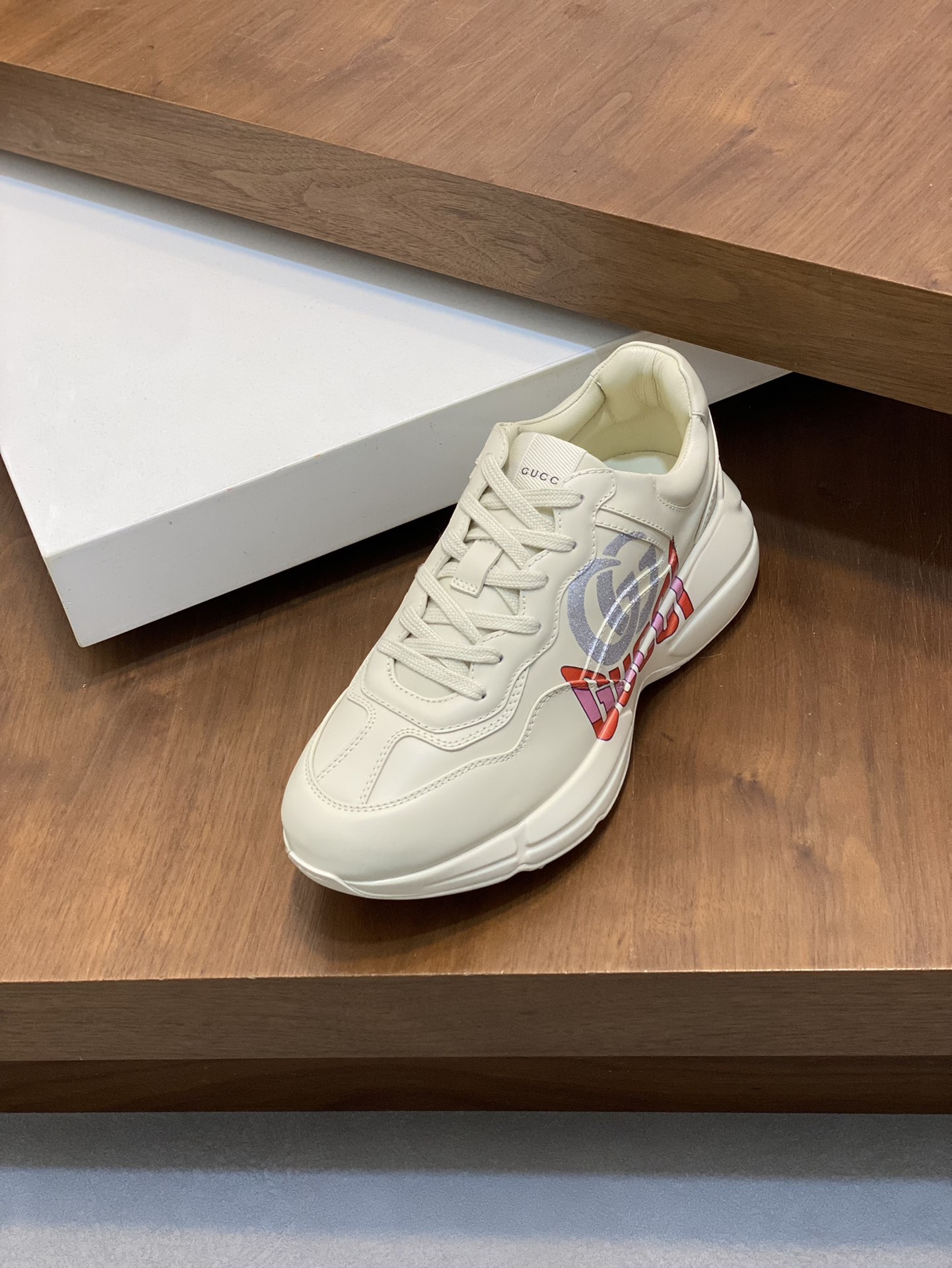 P900🔵GUCCI Italian Gucci pops shoes 🔜quality🔜!2️⃣ years of accumulation of doing pops shoes original disassembly took more than 3 months of research and development finally came out! Ruthless goods worth waiting for! Couple 👫 models 🔜 four seasons versatile 🔜 fashion 🔜 personality 🔜 distinctive 🔵 a full range of more than 100 layout welcome to consult the picture Outsole: the latest original development of the TPU Uppers: Imported first layer silk Cowhide 🐮 Lining: the original A grade mixed sheepskin 🐮 Cushioning: the original A grade imported cowhide 💯 counter genuine full set of packaging midsole latex pads with LOGO set of lasts oiled edges air-pressure marking process to support the NFC anti-fake chip detection! Yardage: women's code 35-41 men's code 38-46 (women 35 41 men 38 45 46 customized)