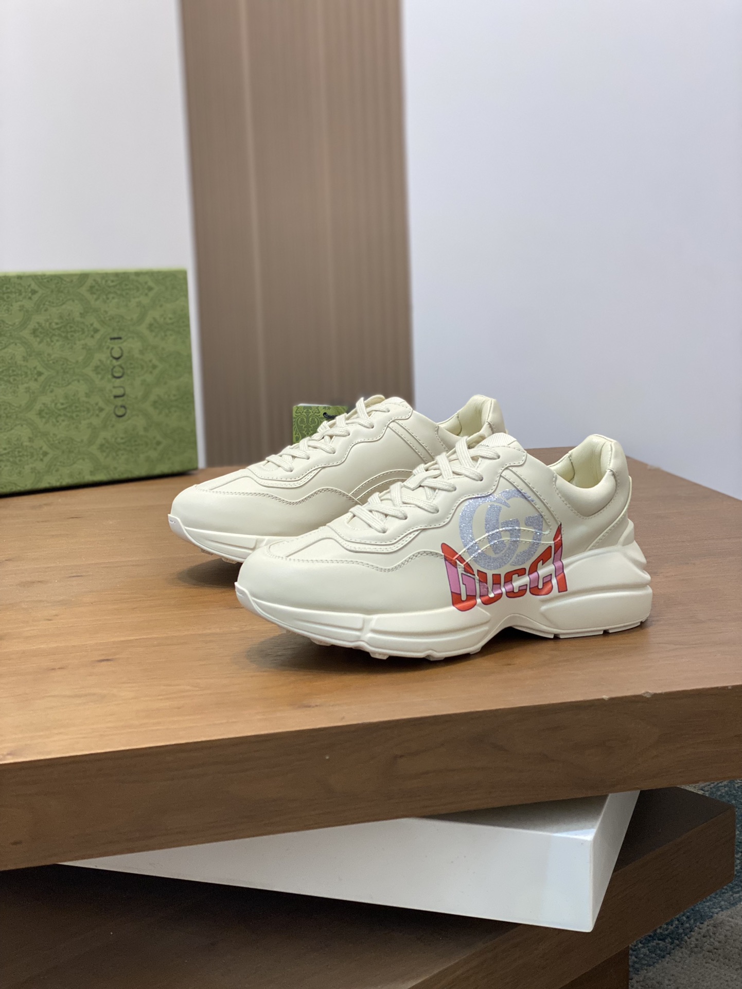 P900🔵GUCCI Italian Gucci pops shoes 🔜quality🔜!2️⃣ years of accumulation of doing pops shoes original disassembly took more than 3 months of research and development finally came out! Ruthless goods worth waiting for! Couple 👫 models 🔜 four seasons versatile 🔜 fashion 🔜 personality 🔜 distinctive 🔵 a full range of more than 100 layout welcome to consult the picture Outsole: the latest original development of the TPU Uppers: Imported first layer silk Cowhide 🐮 Lining: the original A grade mixed sheepskin 🐮 Cushioning: the original A grade imported cowhide 💯 counter genuine full set of packaging midsole latex pads with LOGO set of lasts oiled edges air-pressure marking process to support the NFC anti-fake chip detection! Yardage: women's code 35-41 men's code 38-46 (women 35 41 men 38 45 46 customized)