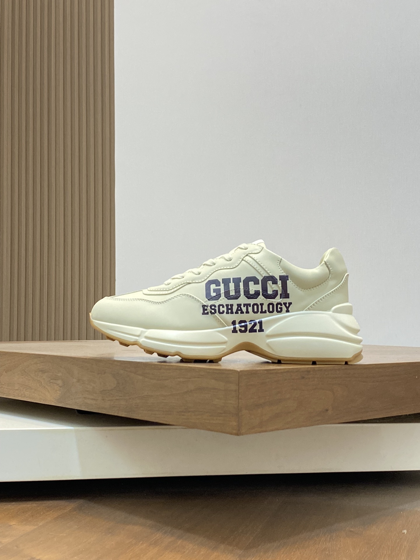 P900🔵GUCCI Italian Gucci pops shoes 🔜quality🔜!2️⃣ years of accumulation of doing pops shoes original disassembly took more than 3 months of research and development finally came out! Ruthless goods worth waiting for! Couple 👫 models 🔜 four seasons versatile 🔜 fashion 🔜 personality 🔜 distinctive 🔵 a full range of more than 100 layout welcome to consult the picture Outsole: the latest original development of the TPU Uppers: Imported first layer silk Cowhide 🐮 Lining: the original A grade mixed sheepskin 🐮 Cushioning: the original A grade imported cowhide 💯 counter genuine full set of packaging midsole latex pads with LOGO set of lasts oiled edges air-pressure marking process to support the NFC anti-fake chip detection! Yardage: women's code 35-41 men's code 38-46 (women 35 41 men 38 45 46 customized)