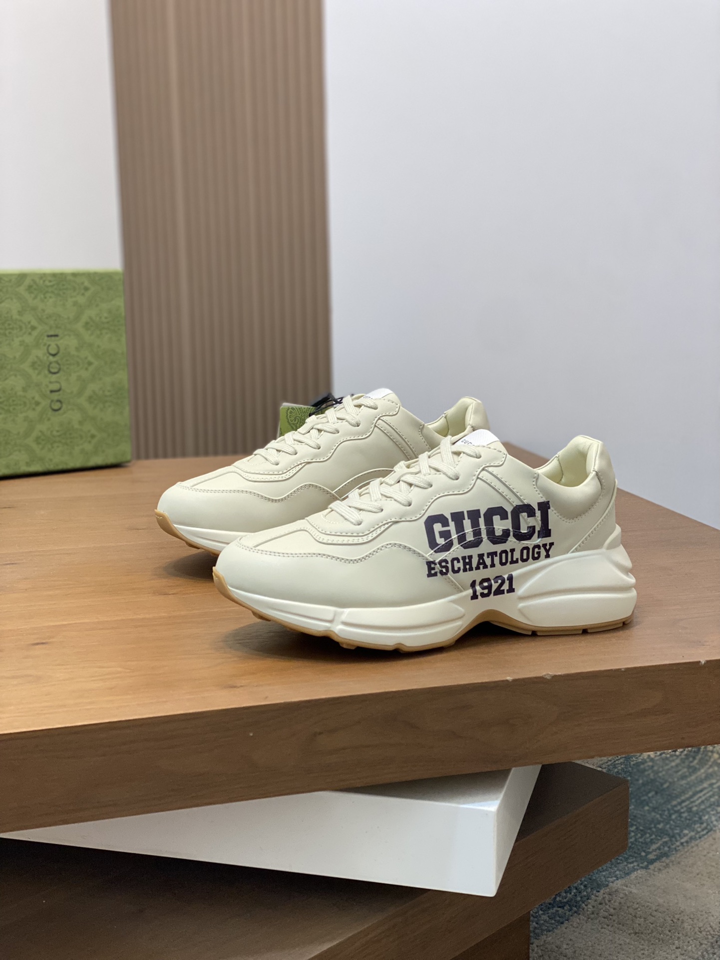 P900🔵GUCCI Italian Gucci pops shoes 🔜quality🔜!2️⃣ years of accumulation of doing pops shoes original disassembly took more than 3 months of research and development finally came out! Ruthless goods worth waiting for! Couple 👫 models 🔜 four seasons versatile 🔜 fashion 🔜 personality 🔜 distinctive 🔵 a full range of more than 100 layout welcome to consult the picture Outsole: the latest original development of the TPU Uppers: Imported first layer silk Cowhide 🐮 Lining: the original A grade mixed sheepskin 🐮 Cushioning: the original A grade imported cowhide 💯 counter genuine full set of packaging midsole latex pads with LOGO set of lasts oiled edges air-pressure marking process to support the NFC anti-fake chip detection! Yardage: women's code 35-41 men's code 38-46 (women 35 41 men 38 45 46 customized)