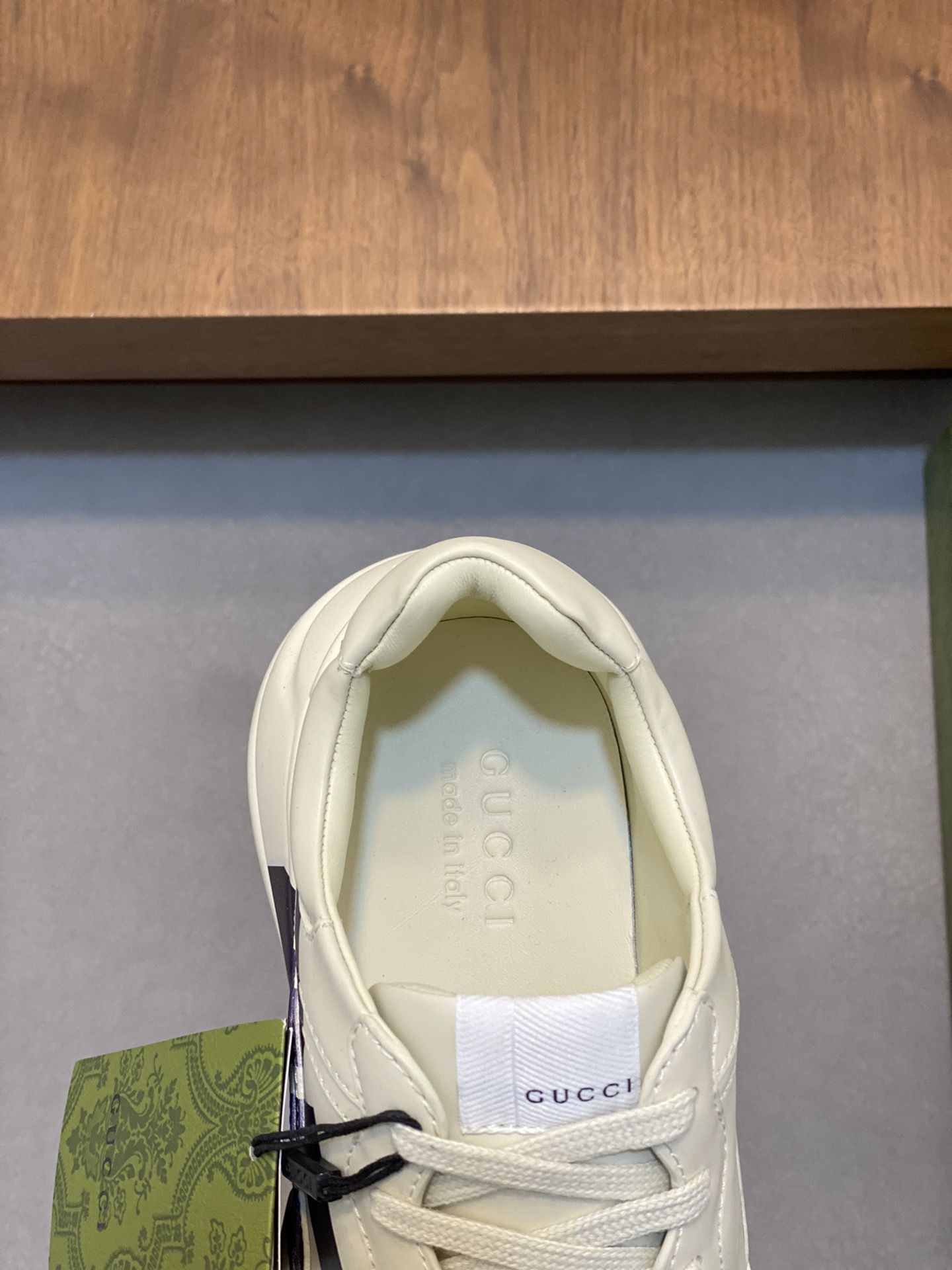 P900🔵GUCCI Italian Gucci pops shoes 🔜quality🔜!2️⃣ years of accumulation of doing pops shoes original disassembly took more than 3 months of research and development finally came out! Ruthless goods worth waiting for! Couple 👫 models 🔜 four seasons versatile 🔜 fashion 🔜 personality 🔜 distinctive 🔵 a full range of more than 100 layout welcome to consult the picture Outsole: the latest original development of the TPU Uppers: Imported first layer silk Cowhide 🐮 Lining: the original A grade mixed sheepskin 🐮 Cushioning: the original A grade imported cowhide 💯 counter genuine full set of packaging midsole latex pads with LOGO set of lasts oiled edges air-pressure marking process to support the NFC anti-fake chip detection! Yardage: women's code 35-41 men's code 38-46 (women 35 41 men 38 45 46 customized)