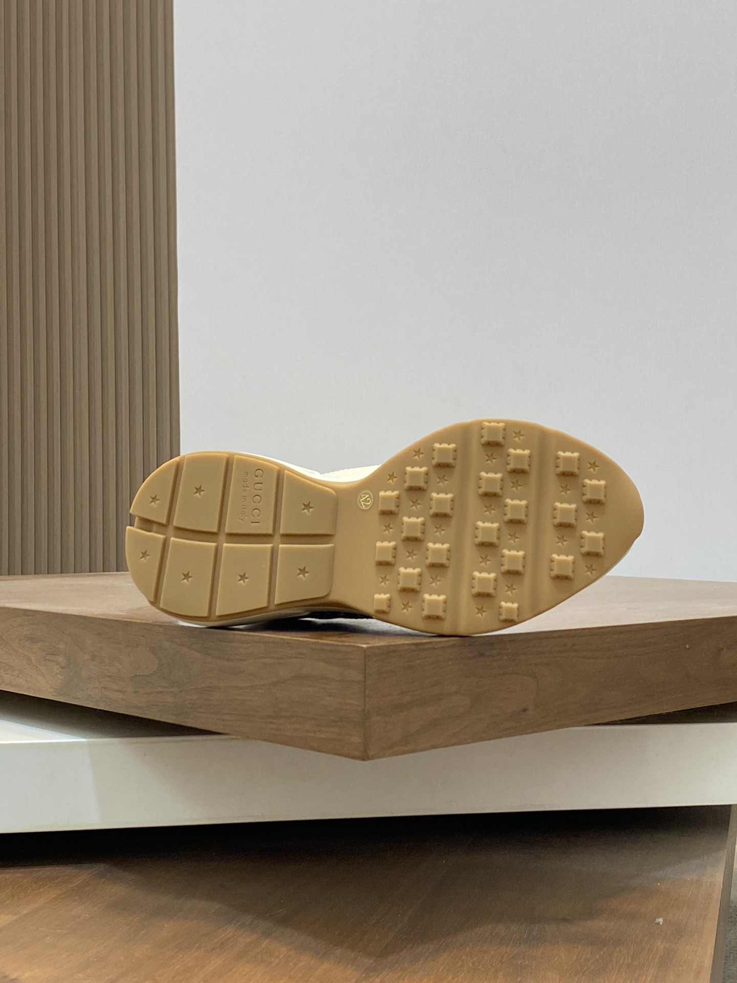 P900🔵GUCCI Italian Gucci pops shoes 🔜quality🔜!2️⃣ years of accumulation of doing pops shoes original disassembly took more than 3 months of research and development finally came out! Ruthless goods worth waiting for! Couple 👫 models 🔜 four seasons versatile 🔜 fashion 🔜 personality 🔜 distinctive 🔵 a full range of more than 100 layout welcome to consult the picture Outsole: the latest original development of the TPU Uppers: Imported first layer silk Cowhide 🐮 Lining: the original A grade mixed sheepskin 🐮 Cushioning: the original A grade imported cowhide 💯 counter genuine full set of packaging midsole latex pads with LOGO set of lasts oiled edges air-pressure marking process to support the NFC anti-fake chip detection! Yardage: women's code 35-41 men's code 38-46 (women 35 41 men 38 45 46 customized)