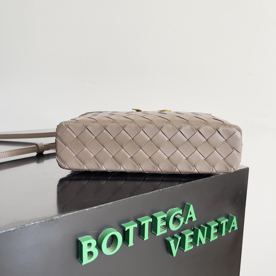 Bottega Veneta 24 spring and summer weaving zipper crossbody bag A crossbody bag can be used as a makeup bag exquisite weaving small body is essential for the upcoming summer wear embellishments double zipper is also better to protect the capacity of the bag like don't miss it Model No.: 789109 Size: 22 * 12.5 * 5cm-High-fashion Factory