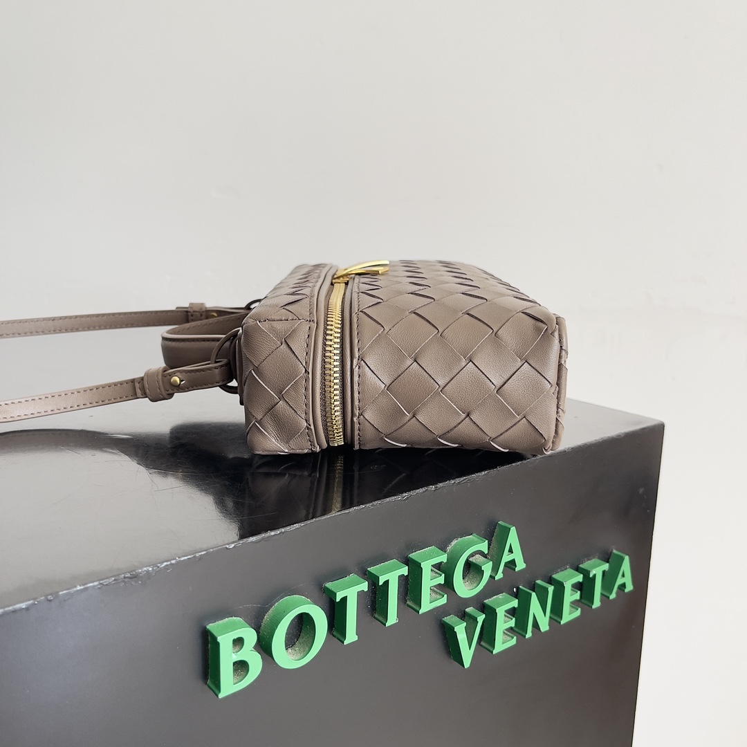 Bottega Veneta 24 spring and summer weaving zipper crossbody bag A crossbody bag can be used as a makeup bag exquisite weaving small body is essential for the upcoming summer wear embellishments double zipper is also better to protect the capacity of the bag like don't miss it Model No.: 789109 Size: 22 * 12.5 * 5cm-High-fashion Factory