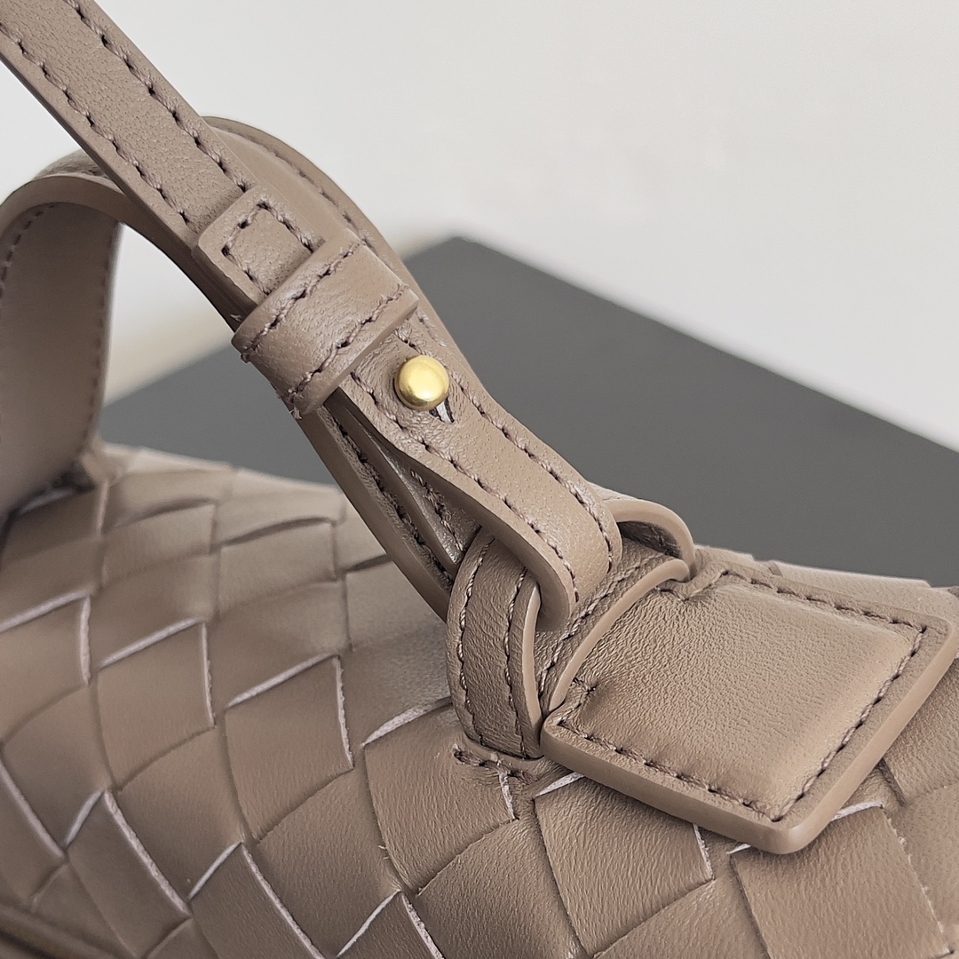 Bottega Veneta 24 spring and summer weaving zipper crossbody bag A crossbody bag can be used as a makeup bag exquisite weaving small body is essential for the upcoming summer wear embellishments double zipper is also better to protect the capacity of the bag like don't miss it Model No.: 789109 Size: 22 * 12.5 * 5cm-High-fashion Factory