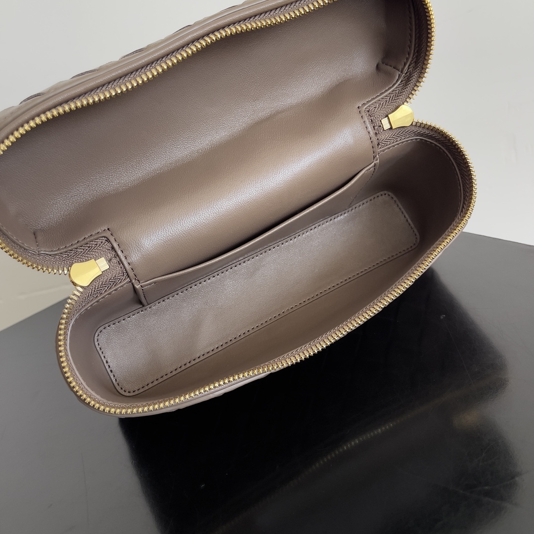 Bottega Veneta 24 spring and summer weaving zipper crossbody bag A crossbody bag can be used as a makeup bag exquisite weaving small body is essential for the upcoming summer wear embellishments double zipper is also better to protect the capacity of the bag like don't miss it Model No.: 789109 Size: 22 * 12.5 * 5cm-High-fashion Factory