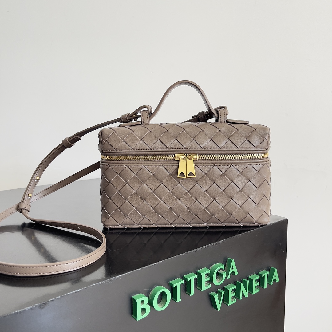 Bottega Veneta 24 spring and summer weaving zipper crossbody bag A crossbody bag can be used as a makeup bag exquisite weaving small body is essential for the upcoming summer wear embellishments double zipper is also better to protect the capacity of the bag like don't miss it Model No.: 789109 Size: 22 * 12.5 * 5cm-High-fashion Factory
