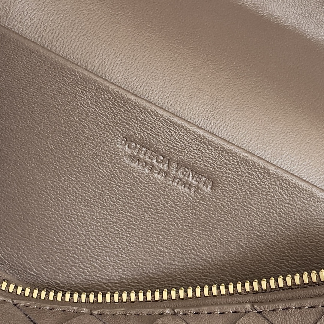 Bottega Veneta 24 spring and summer weaving zipper crossbody bag A crossbody bag can be used as a makeup bag exquisite weaving small body is essential for the upcoming summer wear embellishments double zipper is also better to protect the capacity of the bag like don't miss it Model No.: 789109 Size: 22 * 12.5 * 5cm-High-fashion Factory