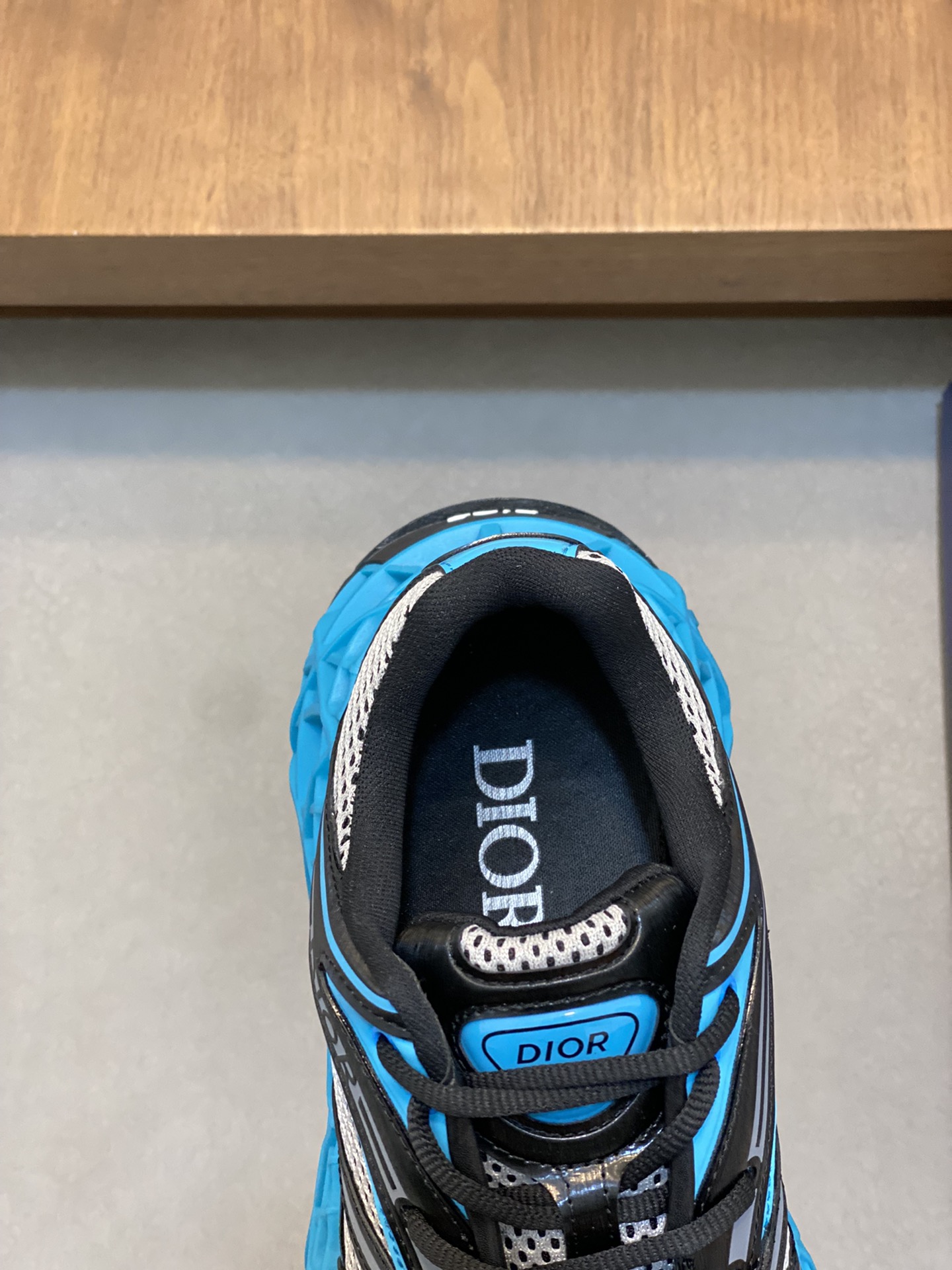 P900 Dior/DIOR B35 NXT 2025ss new sneakers are the first to ship on the official website Another new series of sneakers from DIOR has come to the forefront of the brand's footwear designers Thibo designed the new sneakers B35 NXT using 3D printing technology to make a hollowed out sole body is very suitable for today's aesthetics of the style of the old shoes mesh splicing and bright colors, dark colors, smooth lines layout of retro millennial feeling and modern technology to create a combination of different styles of styling, cutting-edge technology and retro aesthetic combination of new shoes tongue decorated with the DIOR logo and a sense of modern technology. The smooth lines of the system layout will be retro millennial sense and modern technology sense of integration to create different styles of modeling will be cutting-edge technology and retro aesthetic combination of shoes new work tongue with DIOR brand logo logo with 3D printing hollow rubber sole thickness of 4.5cm textile lining logo cushioning on the foot comfortable and breathable fashion with a hundred with the full set of the original packaging! Size: 38-39-40-41-42-43-44-45-46 (38, 45, 46) standard leather shoes size-high imitation factory