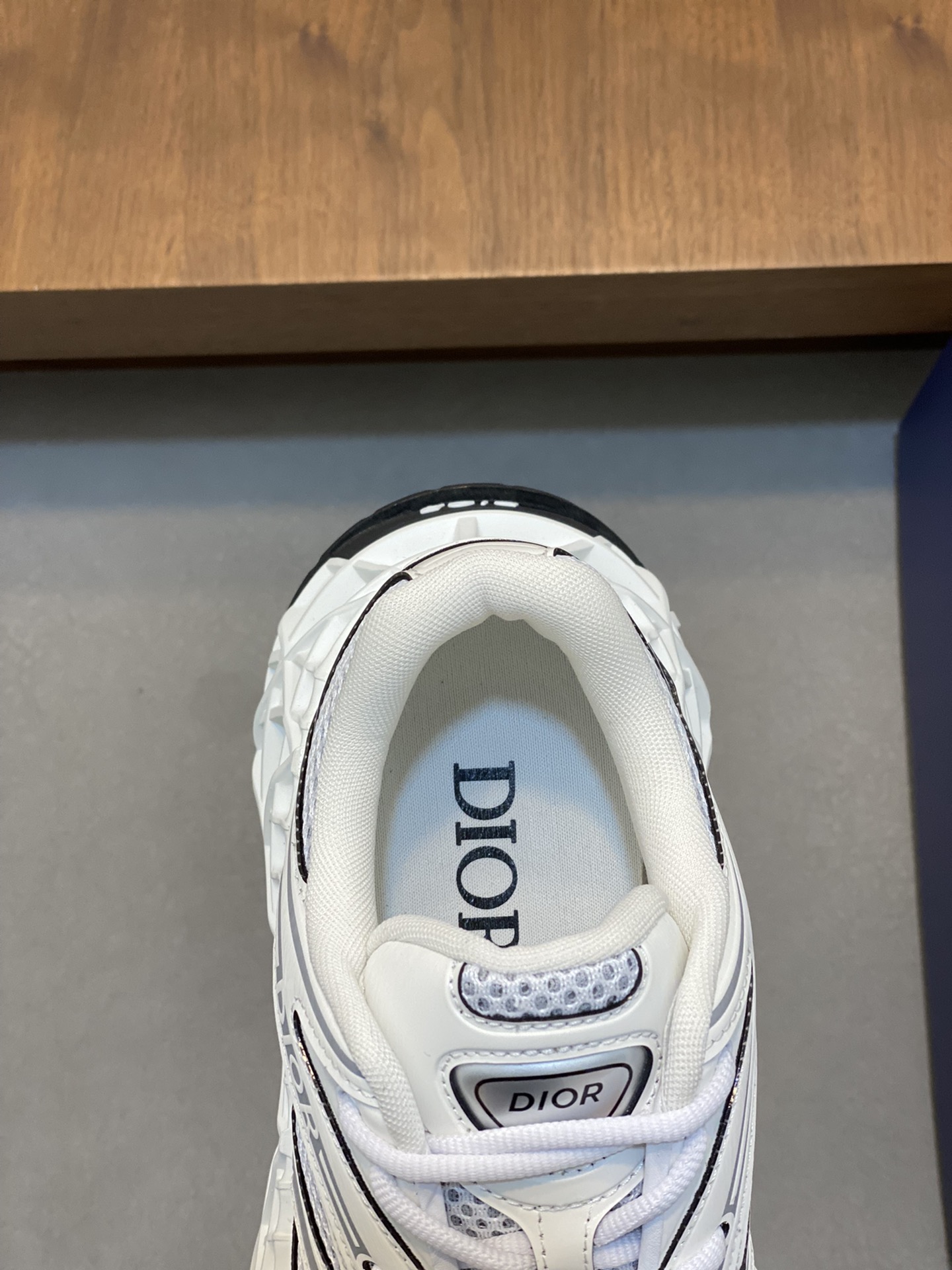 P900 Dior/DIOR B35 NXT 2025ss new sneakers are the first to ship on the official website Another new series of sneakers from DIOR has come to the forefront of the brand's footwear designers Thibo designed the new sneakers B35 NXT using 3D printing technology to make a hollowed out sole body is very suitable for today's aesthetics of the style of the old shoes mesh splicing and bright colors, dark colors, smooth lines layout of retro millennial feeling and modern technology to create a combination of different styles of styling, cutting-edge technology and retro aesthetic combination of new shoes tongue decorated with the DIOR logo and a sense of modern technology. The smooth lines of the system layout will be retro millennial sense and modern technology sense of integration to create different styles of modeling will be cutting-edge technology and retro aesthetic combination of shoes new work tongue with DIOR brand logo logo with 3D printing hollow rubber sole thickness of 4.5cm textile lining logo cushioning on the foot comfortable and breathable fashion with a hundred with the full set of the original packaging! Size: 38-39-40-41-42-43-44-45-46 (38, 45, 46) standard leather shoes size-high imitation factory