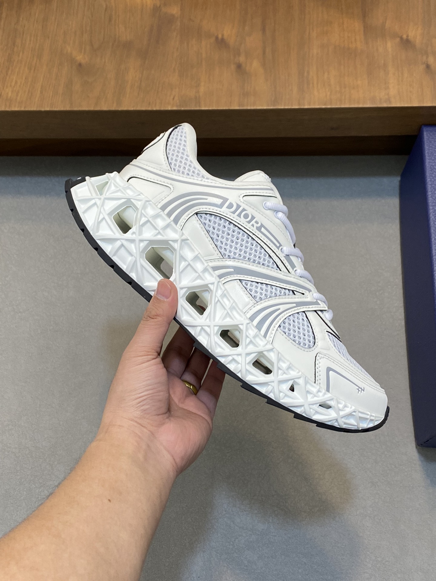 P900 Dior/DIOR B35 NXT 2025ss new sneakers are the first to ship on the official website Another new series of sneakers from DIOR has come to the forefront of the brand's footwear designers Thibo designed the new sneakers B35 NXT using 3D printing technology to make a hollowed out sole body is very suitable for today's aesthetics of the style of the old shoes mesh splicing and bright colors, dark colors, smooth lines layout of retro millennial feeling and modern technology to create a combination of different styles of styling, cutting-edge technology and retro aesthetic combination of new shoes tongue decorated with the DIOR logo and a sense of modern technology. The smooth lines of the system layout will be retro millennial sense and modern technology sense of integration to create different styles of modeling will be cutting-edge technology and retro aesthetic combination of shoes new work tongue with DIOR brand logo logo with 3D printing hollow rubber sole thickness of 4.5cm textile lining logo cushioning on the foot comfortable and breathable fashion with a hundred with the full set of the original packaging! Size: 38-39-40-41-42-43-44-45-46 (38, 45, 46) standard leather shoes size-high imitation factory
