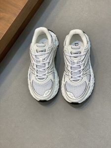 P900 迪奥/DIOR B35 NXT 2025ss运动鞋抢先官网
DIOR品牌又一新系列运动鞋款迎来了率先曝光品牌鞋履设计师 Thibo 设计的B35 NXT 的运动鞋采用了 3D 打印技术制成镂空式鞋底鞋身部分则是十分契合当下审美的老爹鞋样式网面拼接与亮色系、暗色系流畅线条布局将复古千禧感与现代科技感浑然融为一体打造不同风格造型将前沿科技与复古审美相结合的鞋履新作鞋舌多处饰有DIOR品牌logo徽标搭配3D打印镂空式橡胶鞋底厚度4.5cm织物内里徽标垫脚上脚舒适透气时尚百搭配全套原包装！
尺码：38-39-40-41-42-43-44-45-46（38、45、46）标准皮鞋尺码-高仿包包