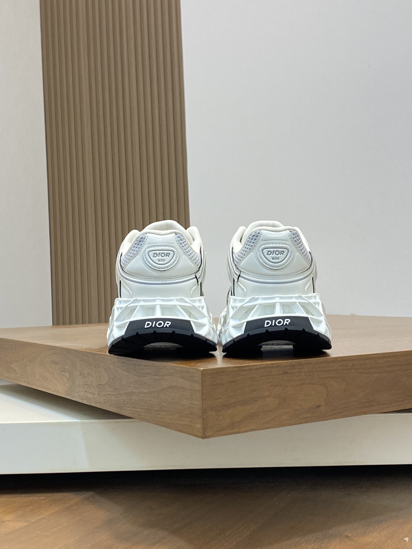 P900 Dior/DIOR B35 NXT 2025ss new sneakers are the first to ship on the official website Another new series of sneakers from DIOR has come to the forefront of the brand's footwear designers Thibo designed the new sneakers B35 NXT using 3D printing technology to make a hollowed out sole body is very suitable for today's aesthetics of the style of the old shoes mesh splicing and bright colors, dark colors, smooth lines layout of retro millennial feeling and modern technology to create a combination of different styles of styling, cutting-edge technology and retro aesthetic combination of new shoes tongue decorated with the DIOR logo and a sense of modern technology. The smooth lines of the system layout will be retro millennial sense and modern technology sense of integration to create different styles of modeling will be cutting-edge technology and retro aesthetic combination of shoes new work tongue with DIOR brand logo logo with 3D printing hollow rubber sole thickness of 4.5cm textile lining logo cushioning on the foot comfortable and breathable fashion with a hundred with the full set of the original packaging! Size: 38-39-40-41-42-43-44-45-46 (38, 45, 46) standard leather shoes size-high imitation factory