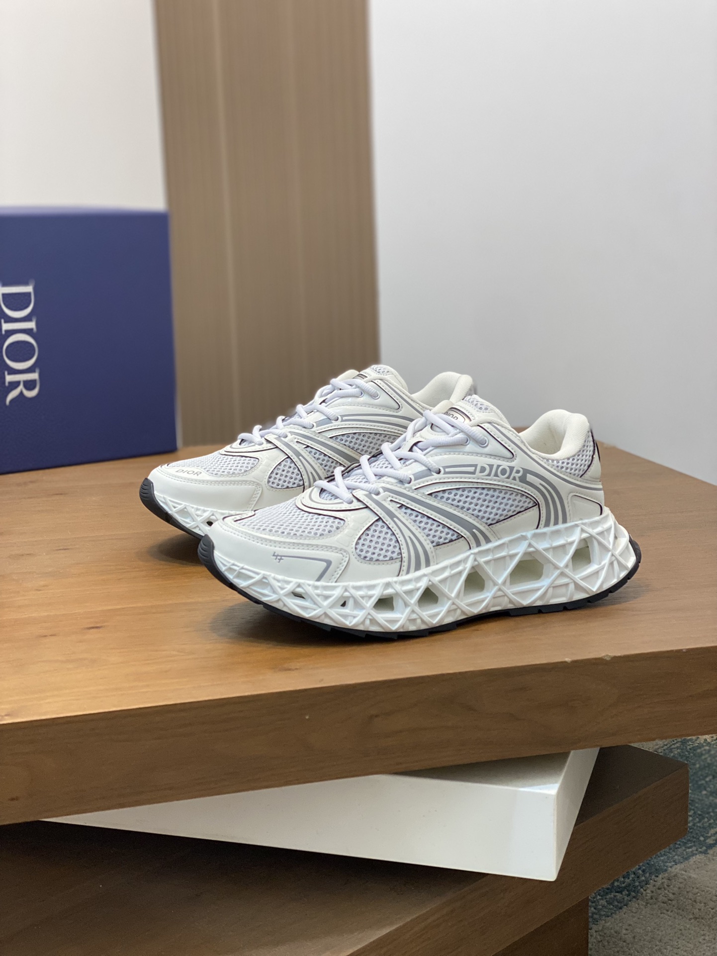P900 Dior/DIOR B35 NXT 2025ss new sneakers are the first to ship on the official website Another new series of sneakers from DIOR has come to the forefront of the brand's footwear designers Thibo designed the new sneakers B35 NXT using 3D printing technology to make a hollowed out sole body is very suitable for today's aesthetics of the style of the old shoes mesh splicing and bright colors, dark colors, smooth lines layout of retro millennial feeling and modern technology to create a combination of different styles of styling, cutting-edge technology and retro aesthetic combination of new shoes tongue decorated with the DIOR logo and a sense of modern technology. The smooth lines of the system layout will be retro millennial sense and modern technology sense of integration to create different styles of modeling will be cutting-edge technology and retro aesthetic combination of shoes new work tongue with DIOR brand logo logo with 3D printing hollow rubber sole thickness of 4.5cm textile lining logo cushioning on the foot comfortable and breathable fashion with a hundred with the full set of the original packaging! Size: 38-39-40-41-42-43-44-45-46 (38, 45, 46) standard leather shoes size-high imitation factory