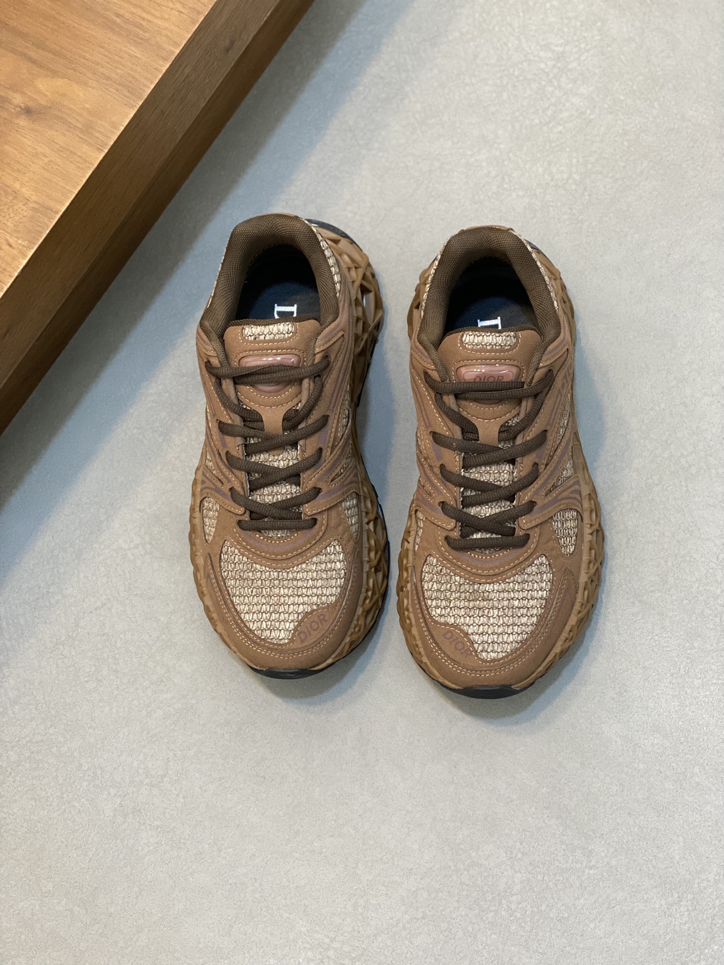 P900 迪奥/DIOR B35 NXT 2025ss新款运动鞋抢先官网出货
DIOR品牌又一新系列运动鞋款迎来了率先曝光品牌鞋履设计师 Thibo 设计的B35 NXT 的新款运动鞋采用了 3D 打印技术制成镂空式鞋底鞋身部分则是十分契合当下审美的老爹鞋样式网面拼接与亮色系、暗色系流畅线条布局将复古千禧感与现代科技感浑然融为一体打造不同风格造型将前沿科技与复古审美相结合的鞋履新作鞋舌多处饰有DIOR品牌logo徽标搭配3D打印镂空式橡胶鞋底厚度4.5cm织物内里徽标垫脚上脚舒适透气时尚百搭配全套原包装！
尺码：38-39-40-41-42-43-44-45-46（38、45、46）标准皮鞋尺码-高仿包包