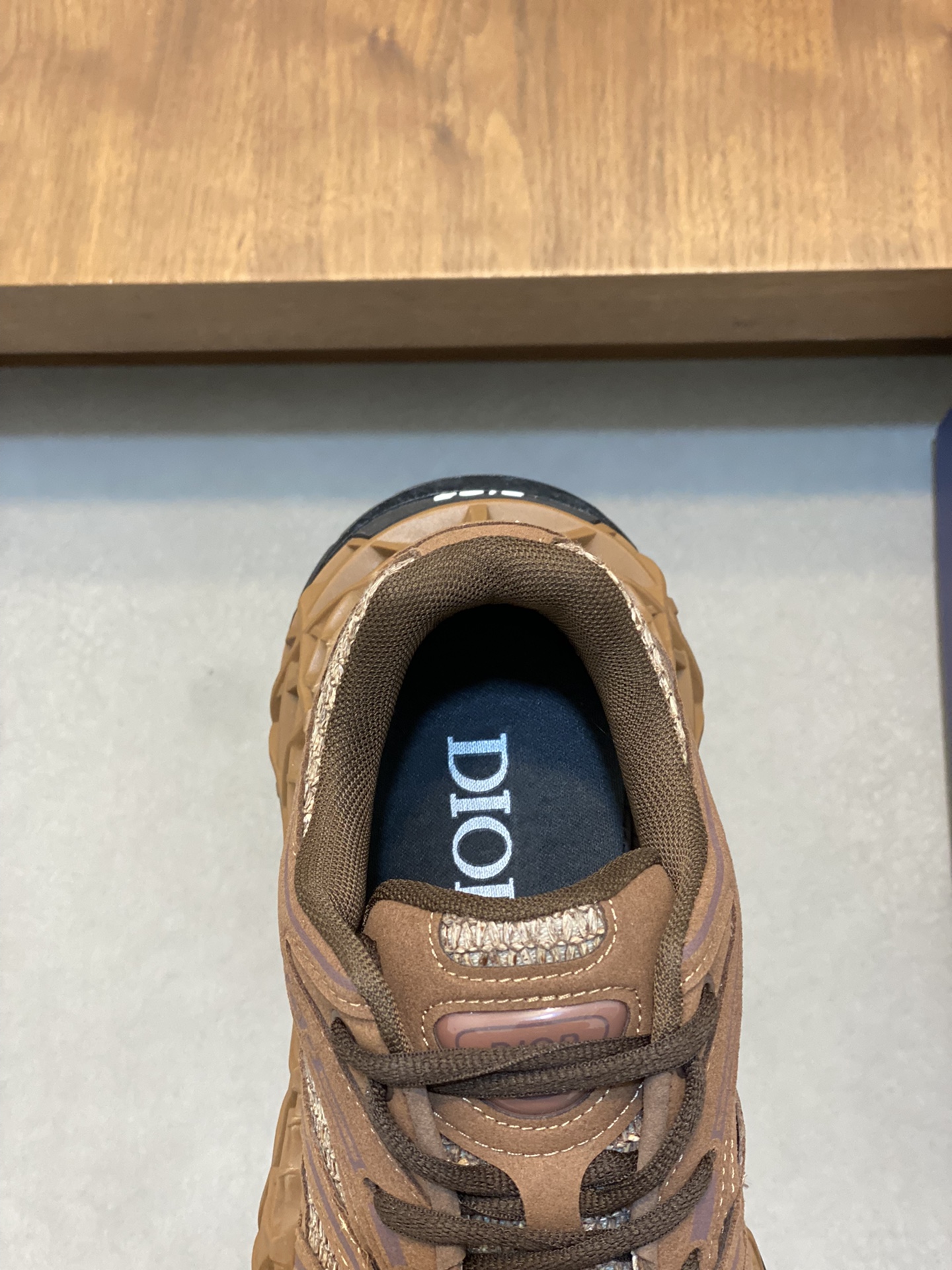 图片[7]-P900 迪奥/DIOR B35 NXT 2025ss新款运动鞋抢先官网出货
DIOR品牌又一新系列运动鞋款迎来了率先曝光品牌鞋履设计师 Thibo 设计的B35 NXT 的新款运动鞋采用了 3D 打印技术制成镂空式鞋底鞋身部分则是十分契合当下审美的老爹鞋样式网面拼接与亮色系、暗色系流畅线条布局将复古千禧感与现代科技感浑然融为一体打造不同风格造型将前沿科技与复古审美相结合的鞋履新作鞋舌多处饰有DIOR品牌logo徽标搭配3D打印镂空式橡胶鞋底厚度4.5cm织物内里徽标垫脚上脚舒适透气时尚百搭配全套原包装！
尺码：38-39-40-41-42-43-44-45-46（38、45、46）标准皮鞋尺码-高仿包包
