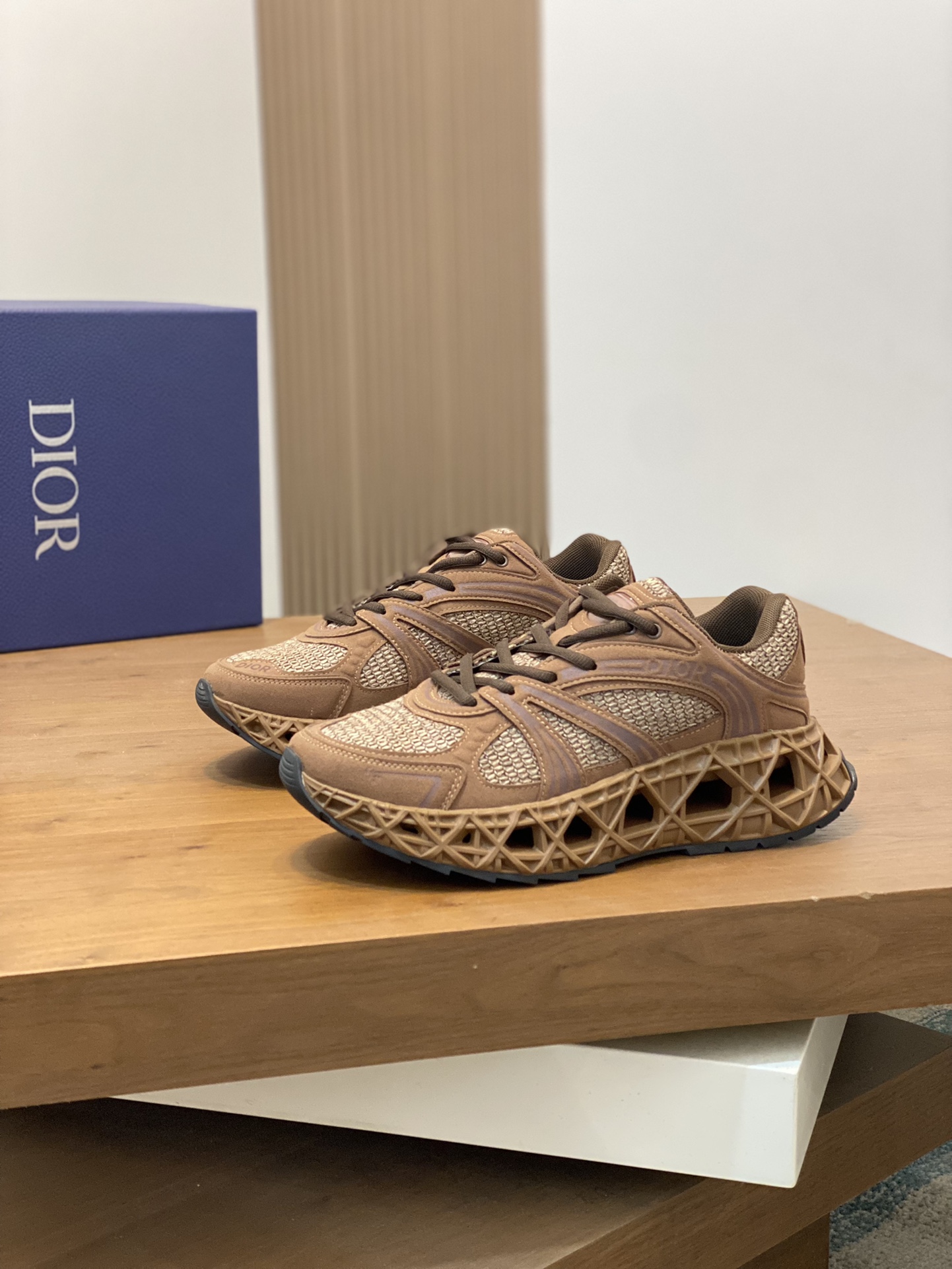 图片[3]-P900 迪奥/DIOR B35 NXT 2025ss新款运动鞋抢先官网出货
DIOR品牌又一新系列运动鞋款迎来了率先曝光品牌鞋履设计师 Thibo 设计的B35 NXT 的新款运动鞋采用了 3D 打印技术制成镂空式鞋底鞋身部分则是十分契合当下审美的老爹鞋样式网面拼接与亮色系、暗色系流畅线条布局将复古千禧感与现代科技感浑然融为一体打造不同风格造型将前沿科技与复古审美相结合的鞋履新作鞋舌多处饰有DIOR品牌logo徽标搭配3D打印镂空式橡胶鞋底厚度4.5cm织物内里徽标垫脚上脚舒适透气时尚百搭配全套原包装！
尺码：38-39-40-41-42-43-44-45-46（38、45、46）标准皮鞋尺码-高仿包包