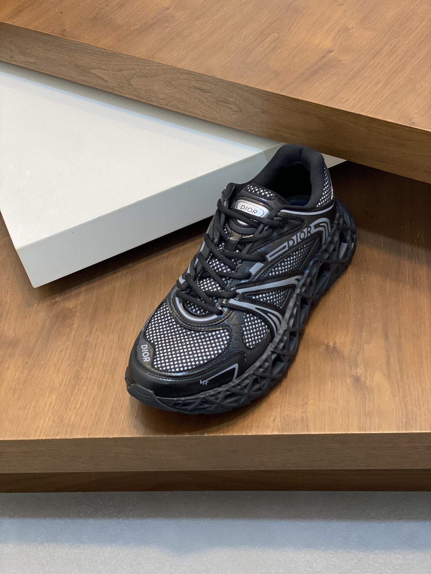 图片[6]-P900 迪奥/DIOR B35 NXT 2025ss运动鞋抢先官网
DIOR品牌又一新系列运动鞋款迎来了率先曝光品牌鞋履设计师 Thibo 设计的B35 NXT 的运动鞋采用了 3D 打印技术制成镂空式鞋底鞋身部分则是十分契合当下审美的老爹鞋样式网面拼接与亮色系、暗色系流畅线条布局将复古千禧感与现代科技感浑然融为一体打造不同风格造型将前沿科技与复古审美相结合的鞋履新作鞋舌多处饰有DIOR品牌logo徽标搭配3D打印镂空式橡胶鞋底厚度4.5cm织物内里徽标垫脚上脚舒适透气时尚百搭配全套原包装！
尺码：38-39-40-41-42-43-44-45-46（38、45、46）标准皮鞋尺码-高仿包包