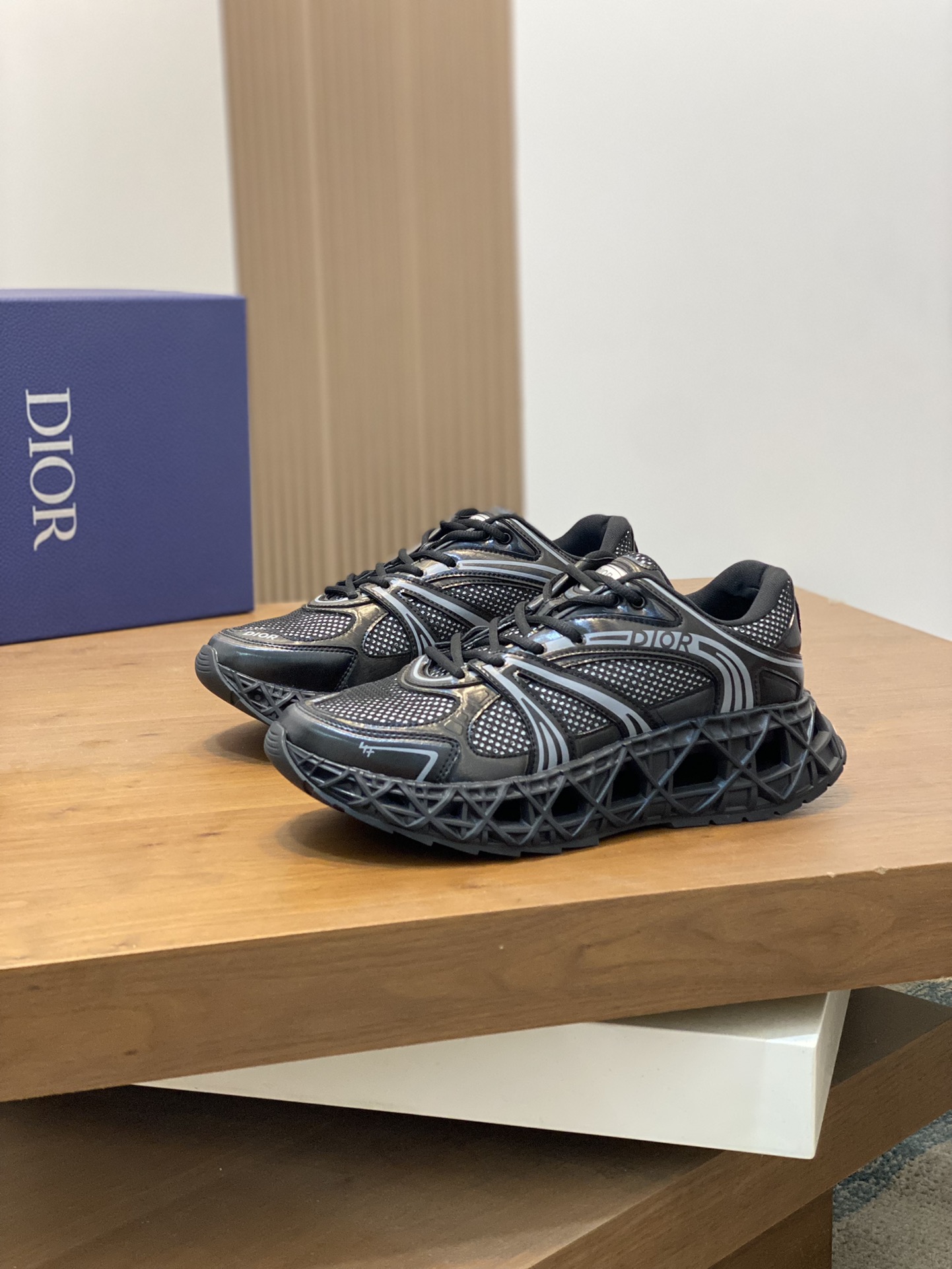 图片[3]-P900 迪奥/DIOR B35 NXT 2025ss运动鞋抢先官网
DIOR品牌又一新系列运动鞋款迎来了率先曝光品牌鞋履设计师 Thibo 设计的B35 NXT 的运动鞋采用了 3D 打印技术制成镂空式鞋底鞋身部分则是十分契合当下审美的老爹鞋样式网面拼接与亮色系、暗色系流畅线条布局将复古千禧感与现代科技感浑然融为一体打造不同风格造型将前沿科技与复古审美相结合的鞋履新作鞋舌多处饰有DIOR品牌logo徽标搭配3D打印镂空式橡胶鞋底厚度4.5cm织物内里徽标垫脚上脚舒适透气时尚百搭配全套原包装！
尺码：38-39-40-41-42-43-44-45-46（38、45、46）标准皮鞋尺码-高仿包包