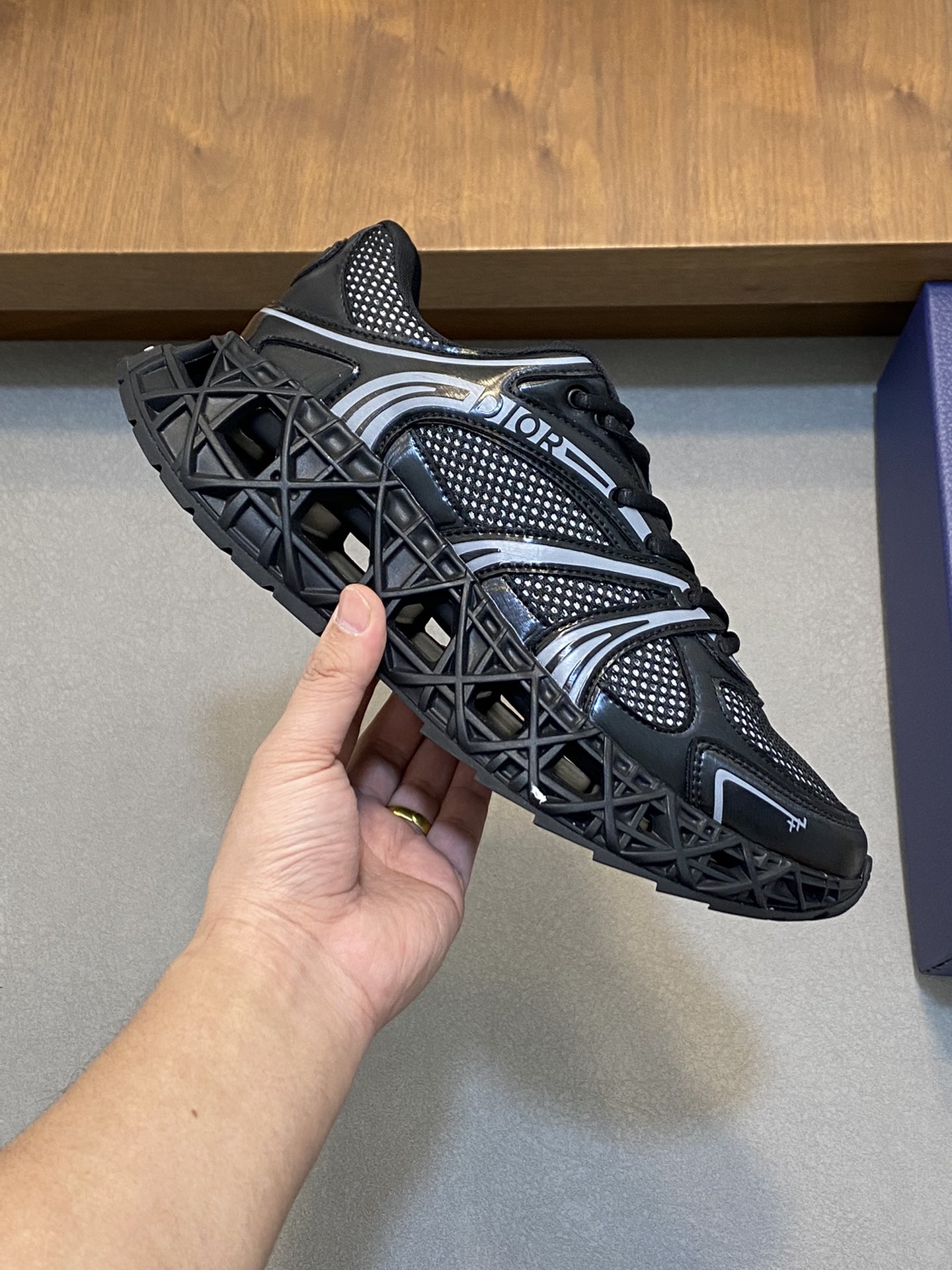 图片[4]-P900 迪奥/DIOR B35 NXT 2025ss运动鞋抢先官网
DIOR品牌又一新系列运动鞋款迎来了率先曝光品牌鞋履设计师 Thibo 设计的B35 NXT 的运动鞋采用了 3D 打印技术制成镂空式鞋底鞋身部分则是十分契合当下审美的老爹鞋样式网面拼接与亮色系、暗色系流畅线条布局将复古千禧感与现代科技感浑然融为一体打造不同风格造型将前沿科技与复古审美相结合的鞋履新作鞋舌多处饰有DIOR品牌logo徽标搭配3D打印镂空式橡胶鞋底厚度4.5cm织物内里徽标垫脚上脚舒适透气时尚百搭配全套原包装！
尺码：38-39-40-41-42-43-44-45-46（38、45、46）标准皮鞋尺码-高仿包包