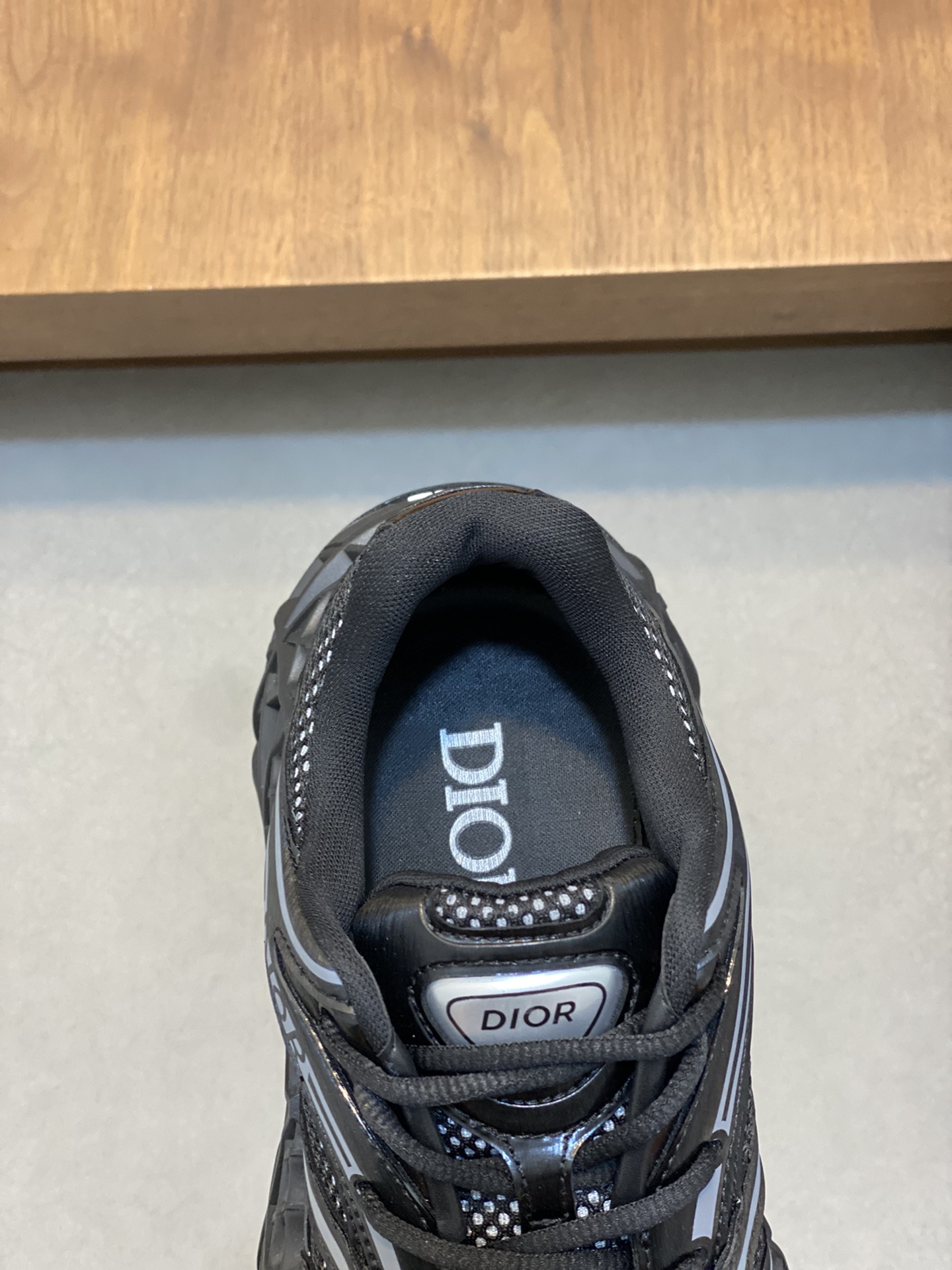 图片[7]-P900 迪奥/DIOR B35 NXT 2025ss运动鞋抢先官网
DIOR品牌又一新系列运动鞋款迎来了率先曝光品牌鞋履设计师 Thibo 设计的B35 NXT 的运动鞋采用了 3D 打印技术制成镂空式鞋底鞋身部分则是十分契合当下审美的老爹鞋样式网面拼接与亮色系、暗色系流畅线条布局将复古千禧感与现代科技感浑然融为一体打造不同风格造型将前沿科技与复古审美相结合的鞋履新作鞋舌多处饰有DIOR品牌logo徽标搭配3D打印镂空式橡胶鞋底厚度4.5cm织物内里徽标垫脚上脚舒适透气时尚百搭配全套原包装！
尺码：38-39-40-41-42-43-44-45-46（38、45、46）标准皮鞋尺码-高仿包包