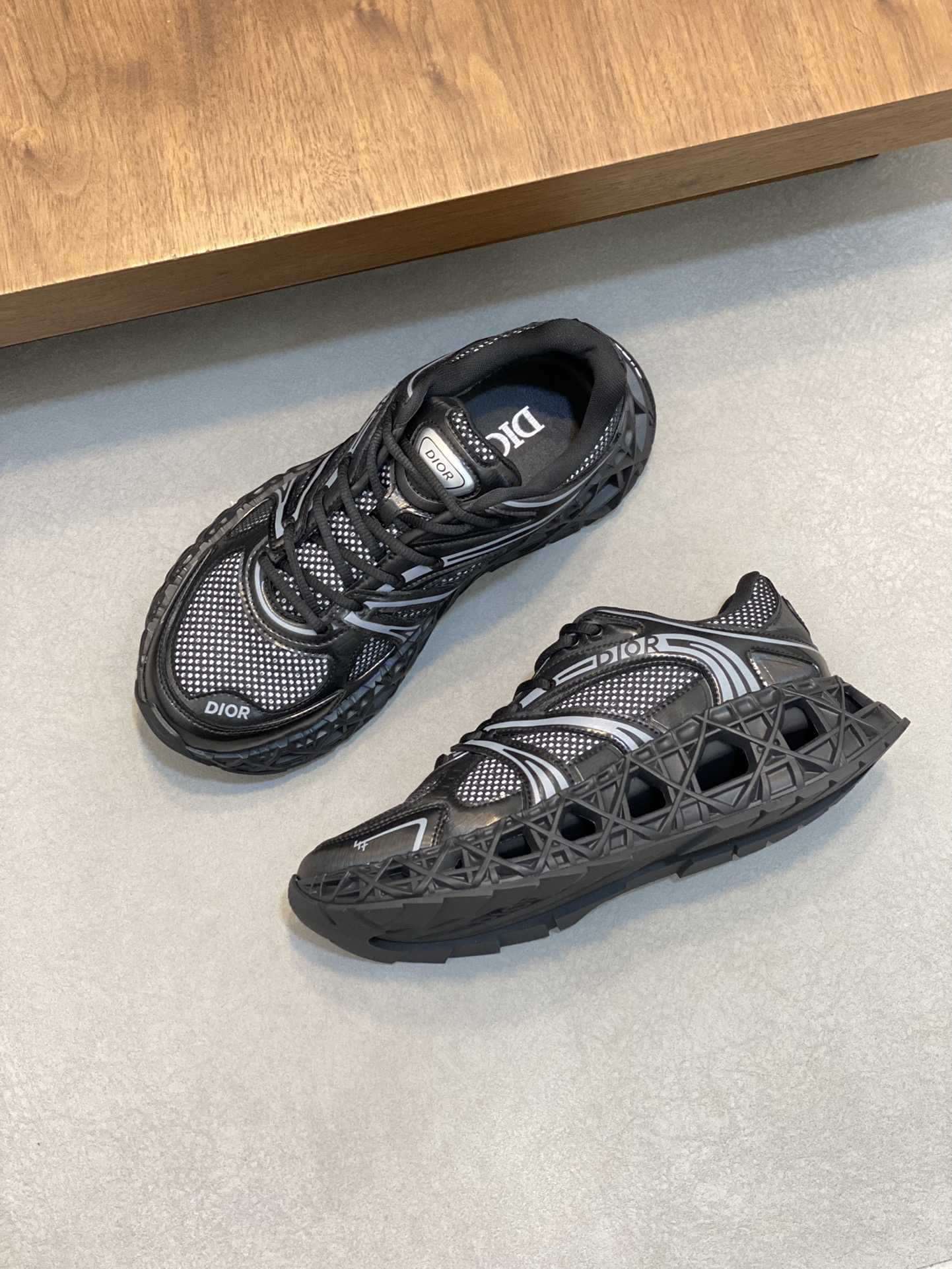 图片[5]-P900 迪奥/DIOR B35 NXT 2025ss运动鞋抢先官网
DIOR品牌又一新系列运动鞋款迎来了率先曝光品牌鞋履设计师 Thibo 设计的B35 NXT 的运动鞋采用了 3D 打印技术制成镂空式鞋底鞋身部分则是十分契合当下审美的老爹鞋样式网面拼接与亮色系、暗色系流畅线条布局将复古千禧感与现代科技感浑然融为一体打造不同风格造型将前沿科技与复古审美相结合的鞋履新作鞋舌多处饰有DIOR品牌logo徽标搭配3D打印镂空式橡胶鞋底厚度4.5cm织物内里徽标垫脚上脚舒适透气时尚百搭配全套原包装！
尺码：38-39-40-41-42-43-44-45-46（38、45、46）标准皮鞋尺码-高仿包包