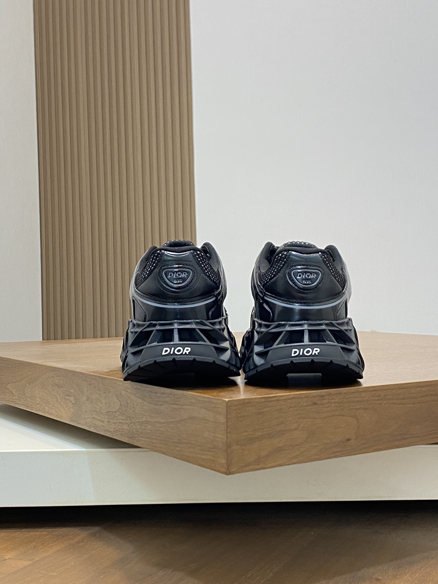 图片[8]-P900 迪奥/DIOR B35 NXT 2025ss运动鞋抢先官网
DIOR品牌又一新系列运动鞋款迎来了率先曝光品牌鞋履设计师 Thibo 设计的B35 NXT 的运动鞋采用了 3D 打印技术制成镂空式鞋底鞋身部分则是十分契合当下审美的老爹鞋样式网面拼接与亮色系、暗色系流畅线条布局将复古千禧感与现代科技感浑然融为一体打造不同风格造型将前沿科技与复古审美相结合的鞋履新作鞋舌多处饰有DIOR品牌logo徽标搭配3D打印镂空式橡胶鞋底厚度4.5cm织物内里徽标垫脚上脚舒适透气时尚百搭配全套原包装！
尺码：38-39-40-41-42-43-44-45-46（38、45、46）标准皮鞋尺码-高仿包包
