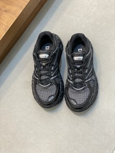 P900 迪奥/DIOR B35 NXT 2025ss运动鞋抢先官网
DIOR品牌又一新系列运动鞋款迎来了率先曝光品牌鞋履设计师 Thibo 设计的B35 NXT 的运动鞋采用了 3D 打印技术制成镂空式鞋底鞋身部分则是十分契合当下审美的老爹鞋样式网面拼接与亮色系、暗色系流畅线条布局将复古千禧感与现代科技感浑然融为一体打造不同风格造型将前沿科技与复古审美相结合的鞋履新作鞋舌多处饰有DIOR品牌logo徽标搭配3D打印镂空式橡胶鞋底厚度4.5cm织物内里徽标垫脚上脚舒适透气时尚百搭配全套原包装！
尺码：38-39-40-41-42-43-44-45-46（38、45、46）标准皮鞋尺码-高仿包包