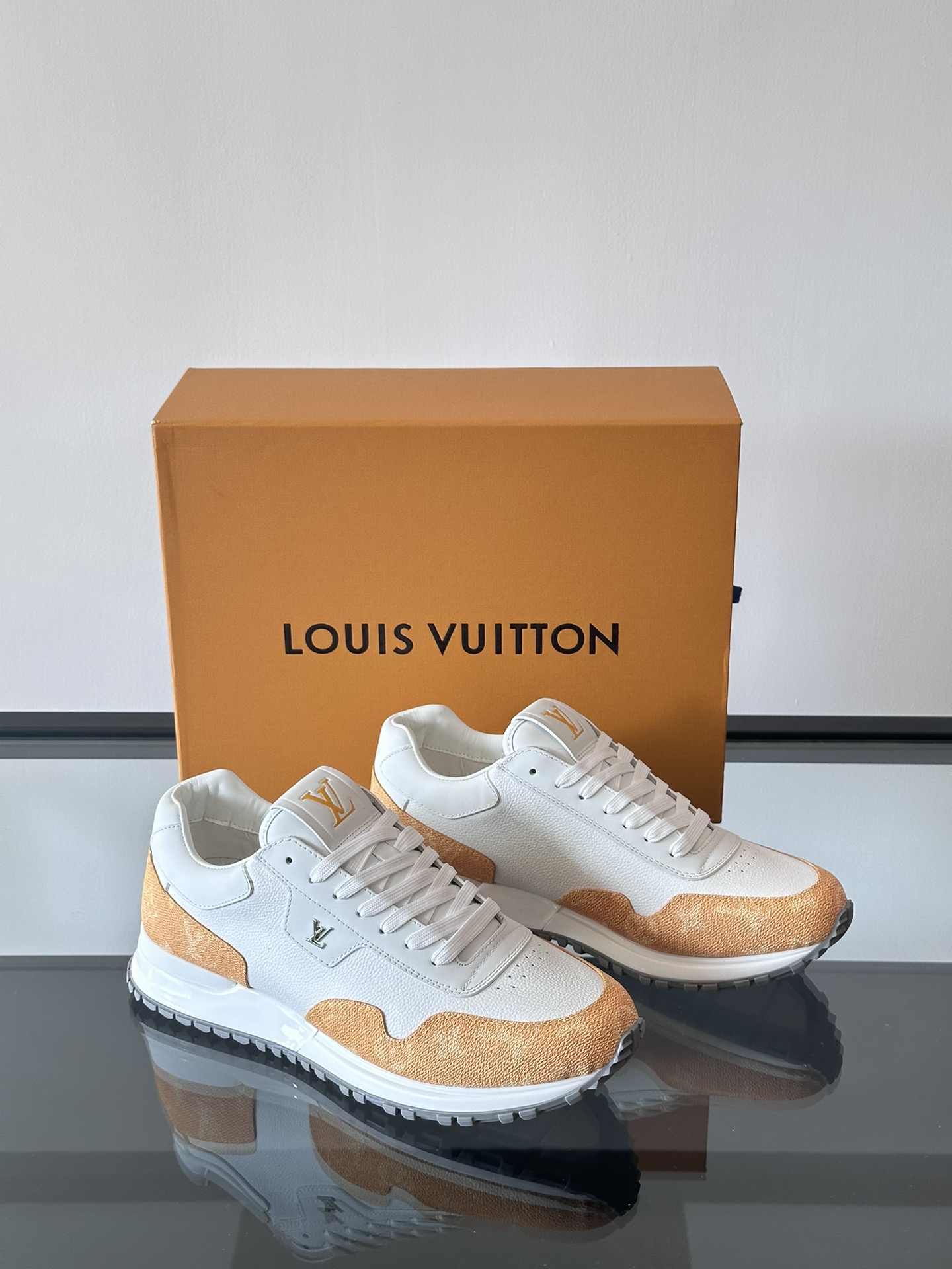 LV RUN AWAY sneakers this Run Away sneakers choose the first layer of cowhide collocation breathable original material wedge rubber outsole to continue the running shoes design embellished with Monogram flowers L v letter label tongue Louis Vuitton Paris logo embellishment rear with the brand logo cotton cushion foot mesh lining heel cowhide collocation wrapped on the foot comfortable and breathable! 46 customized)