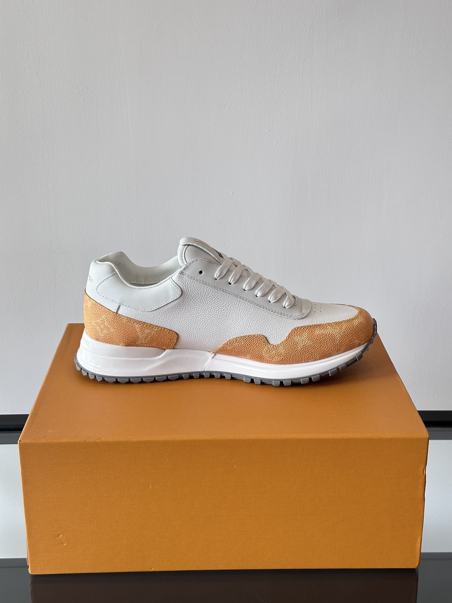 LV RUN AWAY sneakers this Run Away sneakers choose the first layer of cowhide collocation breathable original material wedge rubber outsole to continue the running shoes design embellished with Monogram flowers L v letter label tongue Louis Vuitton Paris logo embellishment rear with the brand logo cotton cushion foot mesh lining heel cowhide collocation wrapped on the foot comfortable and breathable! 46 customized)