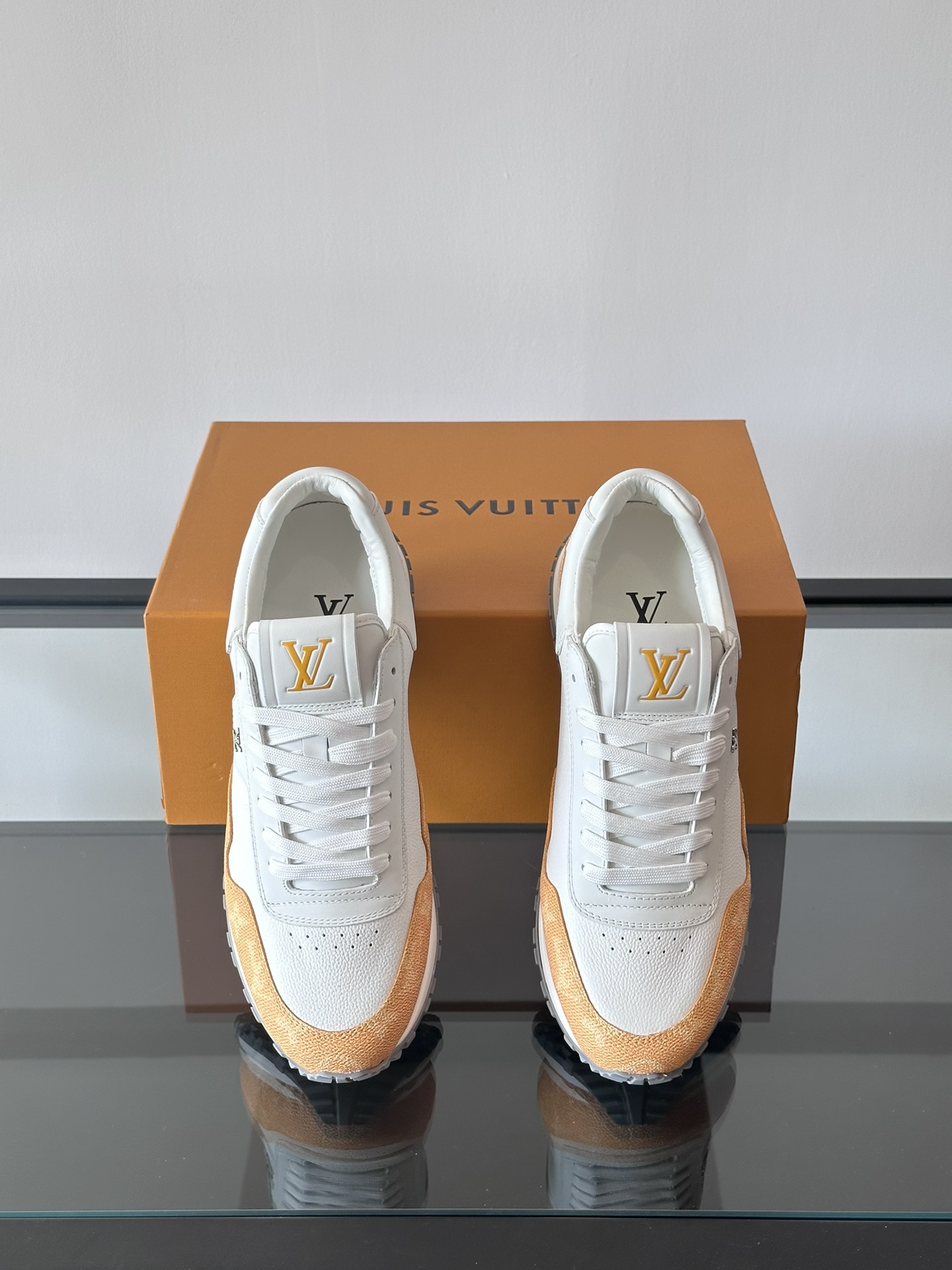 LV RUN AWAY sneakers this Run Away sneakers choose the first layer of cowhide collocation breathable original material wedge rubber outsole to continue the running shoes design embellished with Monogram flowers L v letter label tongue Louis Vuitton Paris logo embellishment rear with the brand logo cotton cushion foot mesh lining heel cowhide collocation wrapped on the foot comfortable and breathable! 46 customized)