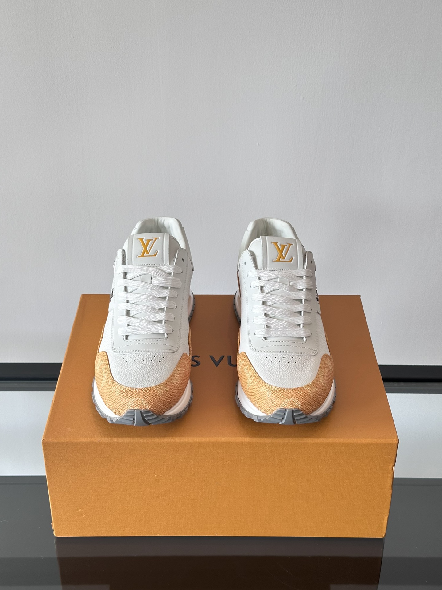 LV RUN AWAY sneakers this Run Away sneakers choose the first layer of cowhide collocation breathable original material wedge rubber outsole to continue the running shoes design embellished with Monogram flowers L v letter label tongue Louis Vuitton Paris logo embellishment rear with the brand logo cotton cushion foot mesh lining heel cowhide collocation wrapped on the foot comfortable and breathable! 46 customized)