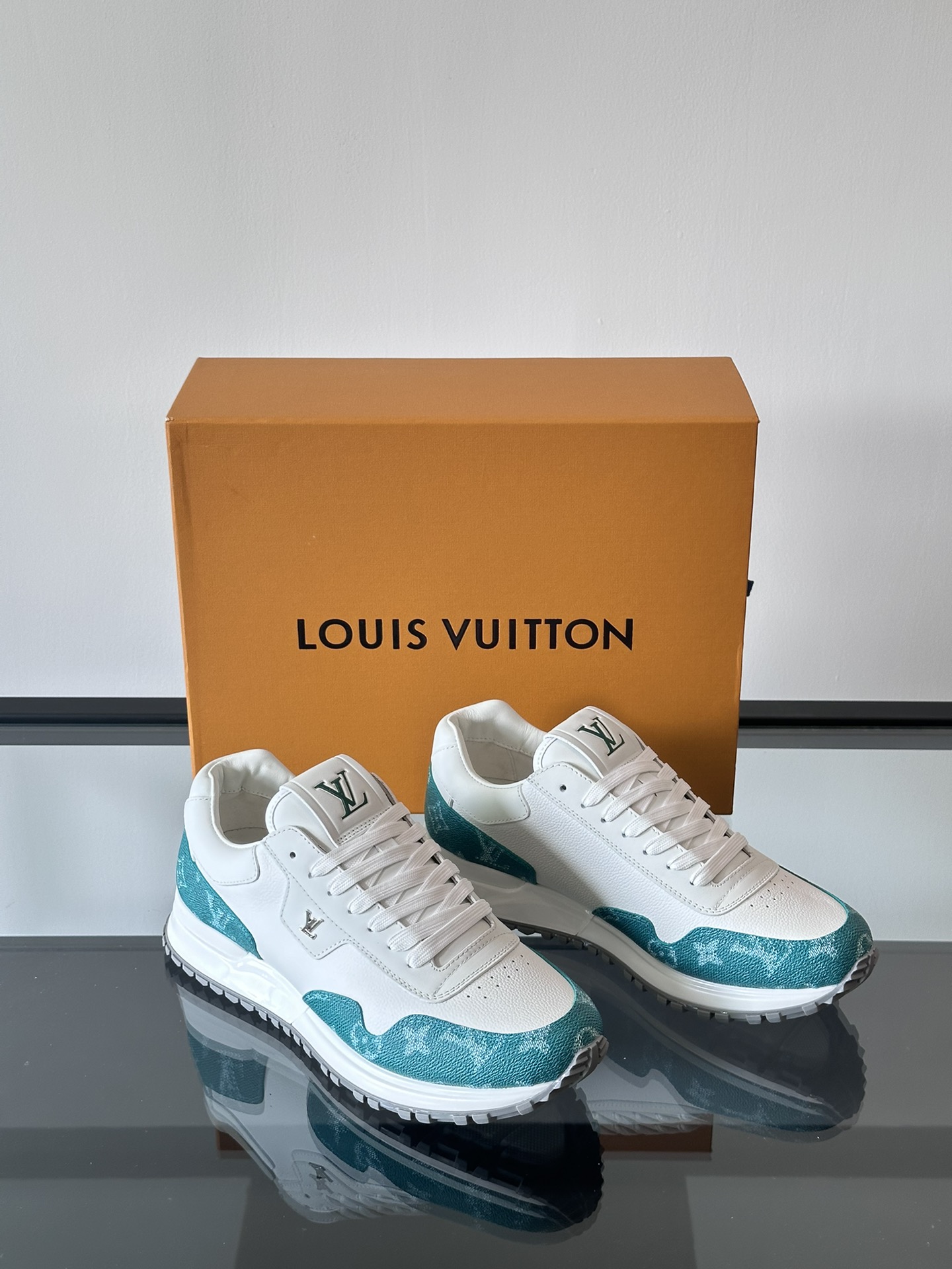 LV RUN AWAY sneakers this Run Away sneakers choose the first layer of cowhide collocation breathable original material wedge rubber outsole to continue the running shoes design embellished with Monogram flowers L v letter label tongue Louis Vuitton Paris logo embellishment rear with the brand logo cotton cushion foot mesh lining heel cowhide collocation wrapped on the foot comfortable and breathable! 46 customized)