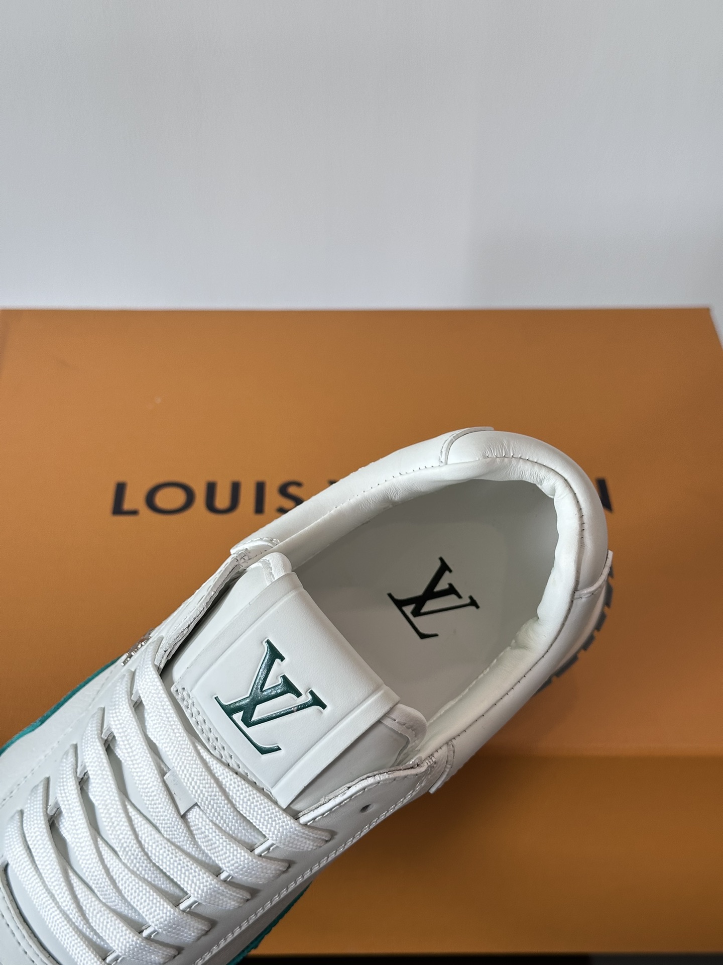 LV RUN AWAY sneakers this Run Away sneakers choose the first layer of cowhide collocation breathable original material wedge rubber outsole to continue the running shoes design embellished with Monogram flowers L v letter label tongue Louis Vuitton Paris logo embellishment rear with the brand logo cotton cushion foot mesh lining heel cowhide collocation wrapped on the foot comfortable and breathable! 46 customized)