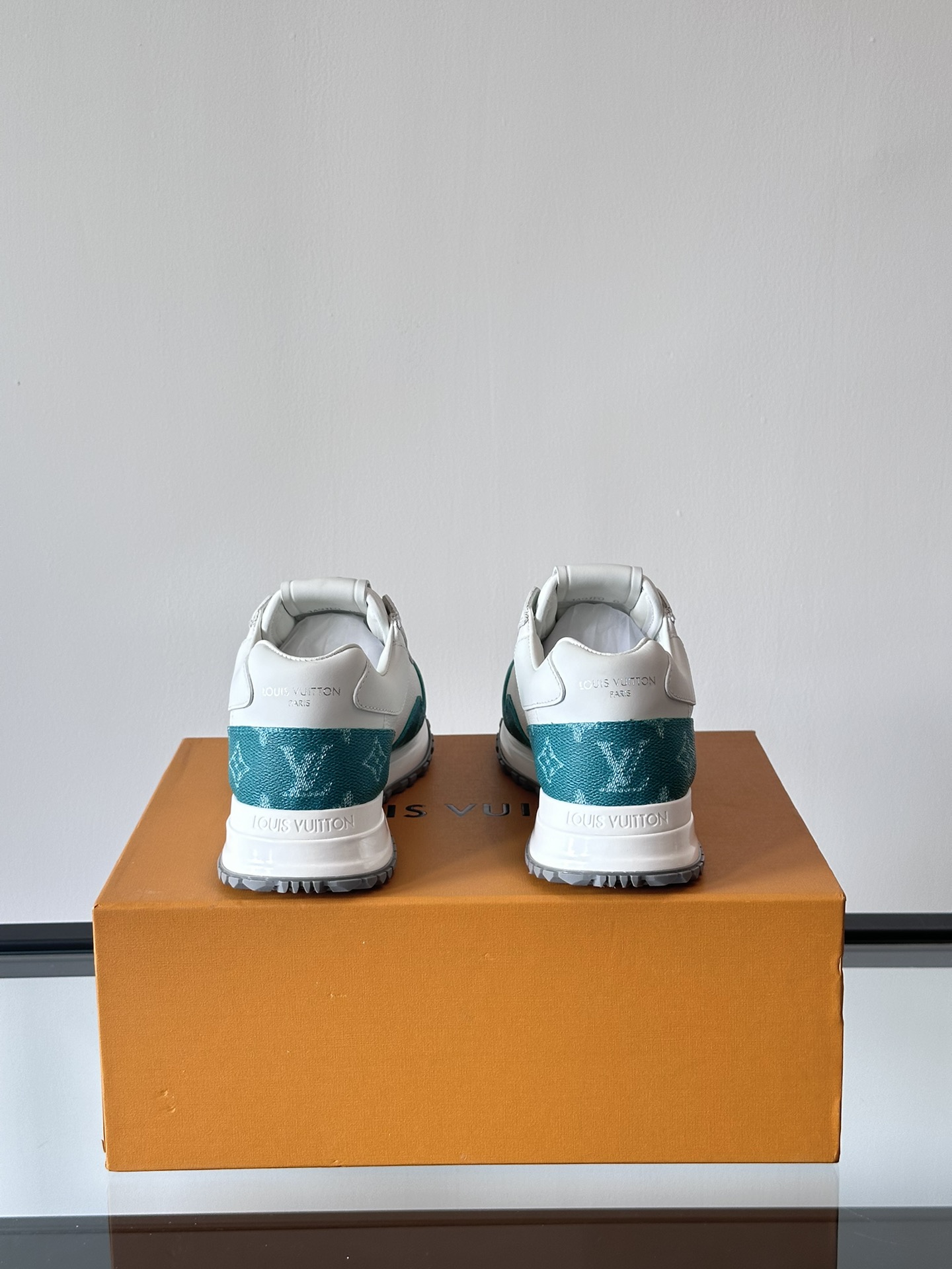 LV RUN AWAY sneakers this Run Away sneakers choose the first layer of cowhide collocation breathable original material wedge rubber outsole to continue the running shoes design embellished with Monogram flowers L v letter label tongue Louis Vuitton Paris logo embellishment rear with the brand logo cotton cushion foot mesh lining heel cowhide collocation wrapped on the foot comfortable and breathable! 46 customized)