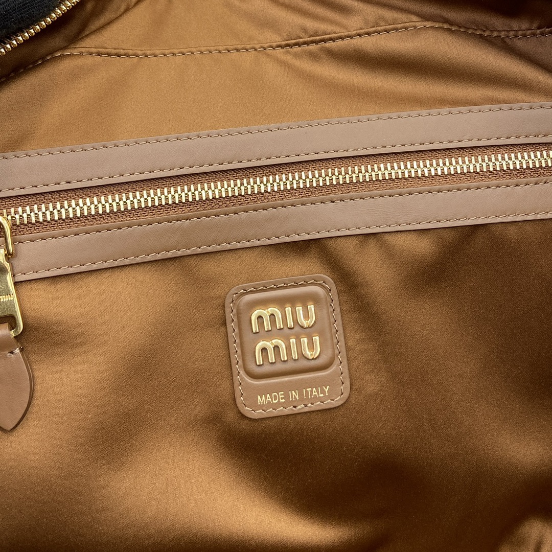 The p2000 MIU MIU original briefcase is a complete fusion of fashion and classic Beau handbags are made of soft and smooth leather gilded hardware and other exquisite details stand out Embossed letter logo highlights the classic styleLeather handles are suitable for use as a tote bag or shoulder bagGilded hardwareFront embossed letter logoZipper bag openingCotton satin liningDouble zipper pocketsModel Number: 5bb1175bb163Dimensions: 34 (L) x 23 (H) x 12cm (Thickness) Color: Brown Full Leather/-High Faux Factory
