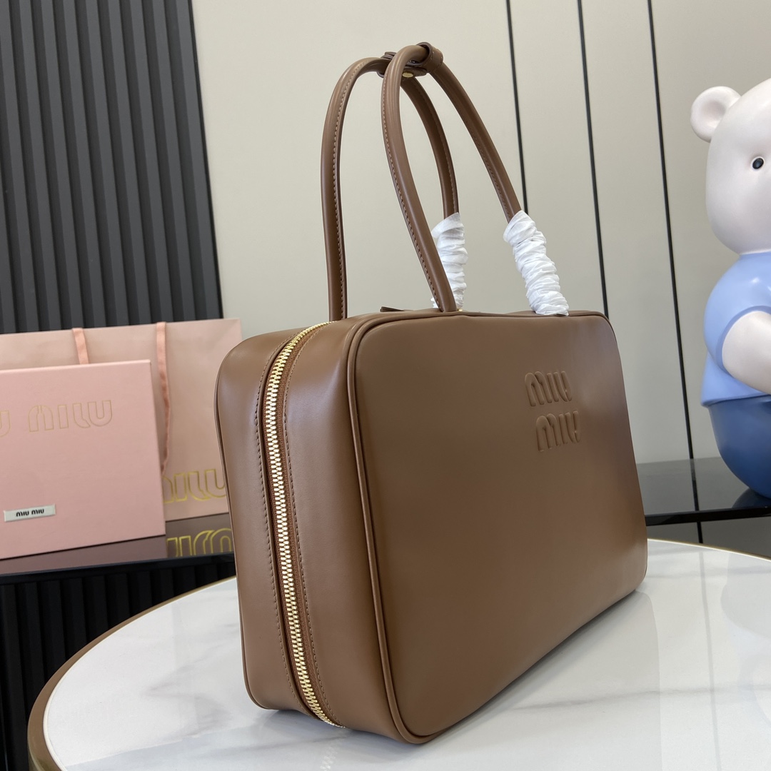 The p2000 MIU MIU original briefcase is a complete fusion of fashion and classic Beau handbags are made of soft and smooth leather gilded hardware and other exquisite details stand out Embossed letter logo highlights the classic styleLeather handles are suitable for use as a tote bag or shoulder bagGilded hardwareFront embossed letter logoZipper bag openingCotton satin liningDouble zipper pocketsModel Number: 5bb1175bb163Dimensions: 34 (L) x 23 (H) x 12cm (Thickness) Color: Brown Full Leather/-High Faux Factory