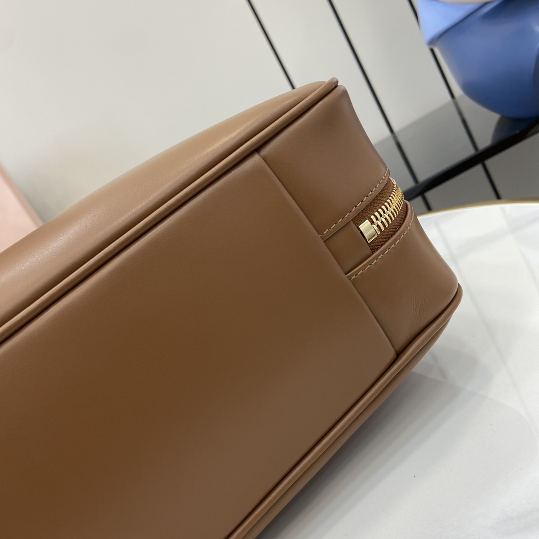 The p2000 MIU MIU original briefcase is a complete fusion of fashion and classic Beau handbags are made of soft and smooth leather gilded hardware and other exquisite details stand out Embossed letter logo highlights the classic styleLeather handles are suitable for use as a tote bag or shoulder bagGilded hardwareFront embossed letter logoZipper bag openingCotton satin liningDouble zipper pocketsModel Number: 5bb1175bb163Dimensions: 34 (L) x 23 (H) x 12cm (Thickness) Color: Brown Full Leather/-High Faux Factory