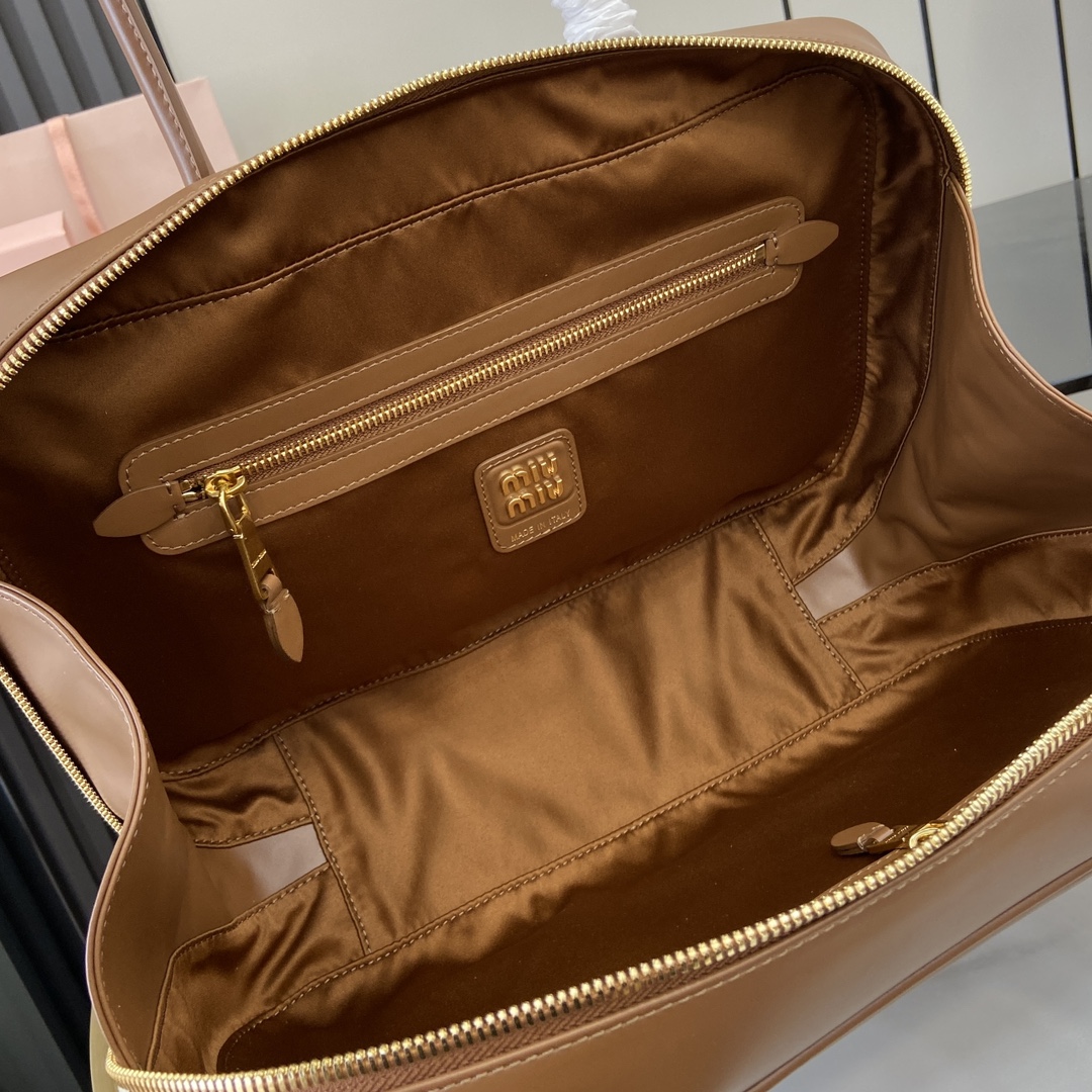 The p2000 MIU MIU original briefcase is a complete fusion of fashion and classic Beau handbags are made of soft and smooth leather gilded hardware and other exquisite details stand out Embossed letter logo highlights the classic styleLeather handles are suitable for use as a tote bag or shoulder bagGilded hardwareFront embossed letter logoZipper bag openingCotton satin liningDouble zipper pocketsModel Number: 5bb1175bb163Dimensions: 34 (L) x 23 (H) x 12cm (Thickness) Color: Brown Full Leather/-High Faux Factory